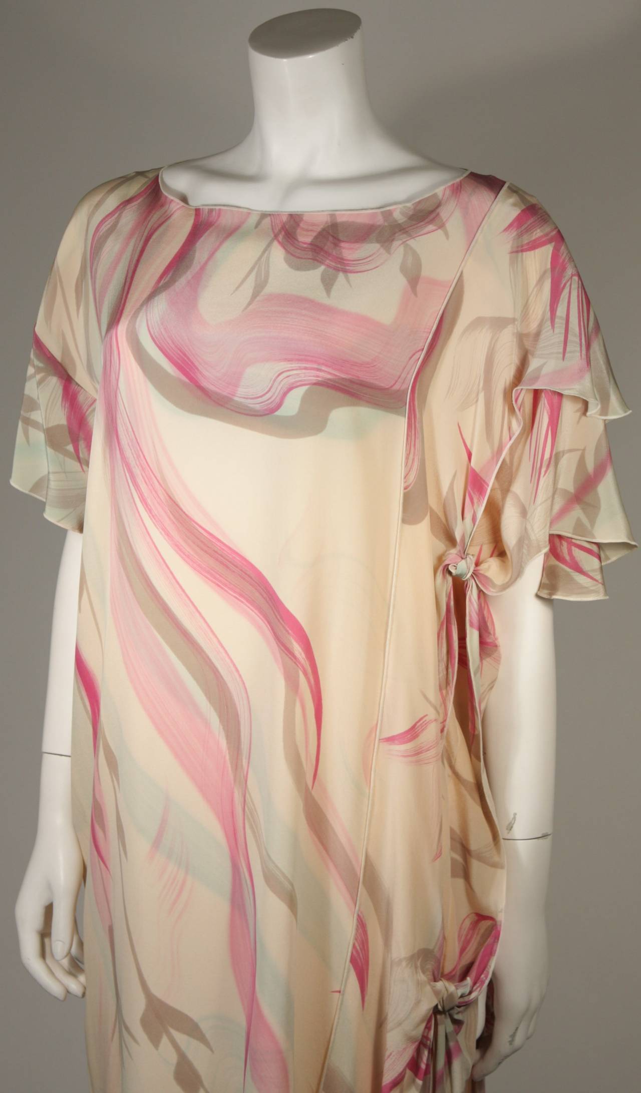Beige Robe droite en soie imprimée abstraite couleur pêche crème sur mesure en vente