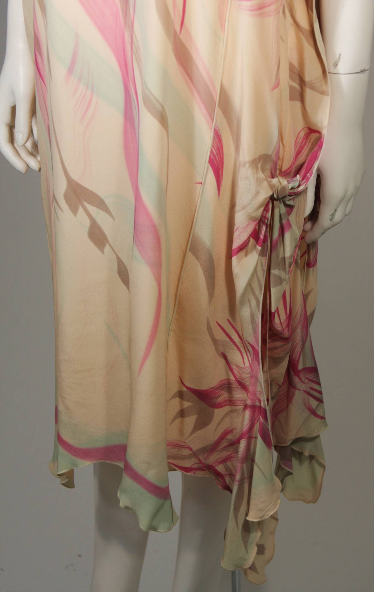 Robe droite en soie imprimée abstraite couleur pêche crème sur mesure en vente 3