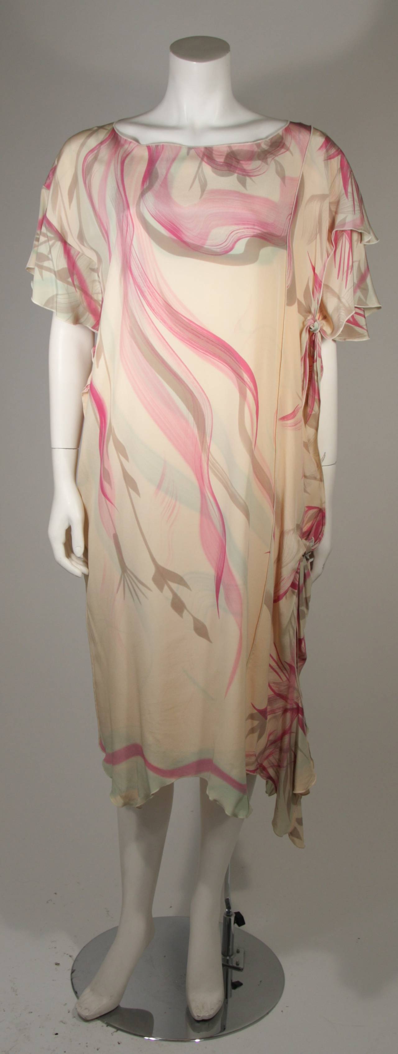 Robe droite personnalisée
Soie pêche crémeuse avec imprimé abstrait rose et gris 
Manches à volants
Deux attaches latérales 
Fermeture de la bretelle du soutien-gorge à l'intérieur 
Style pull-over 