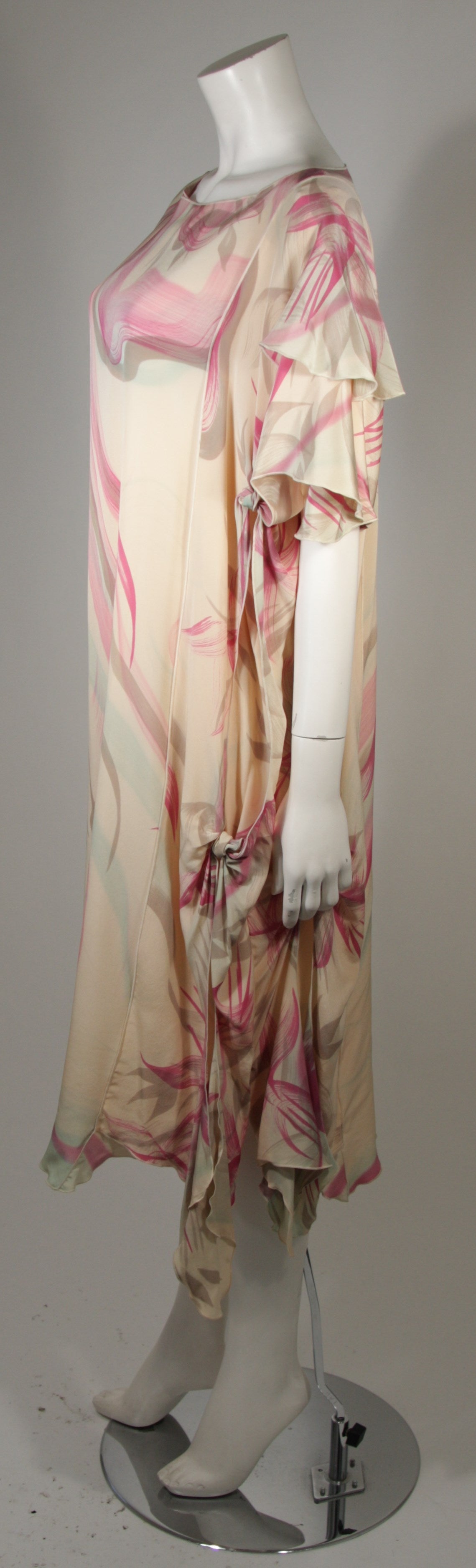 Robe droite en soie imprimée abstraite couleur pêche crème sur mesure Bon état - En vente à Los Angeles, CA