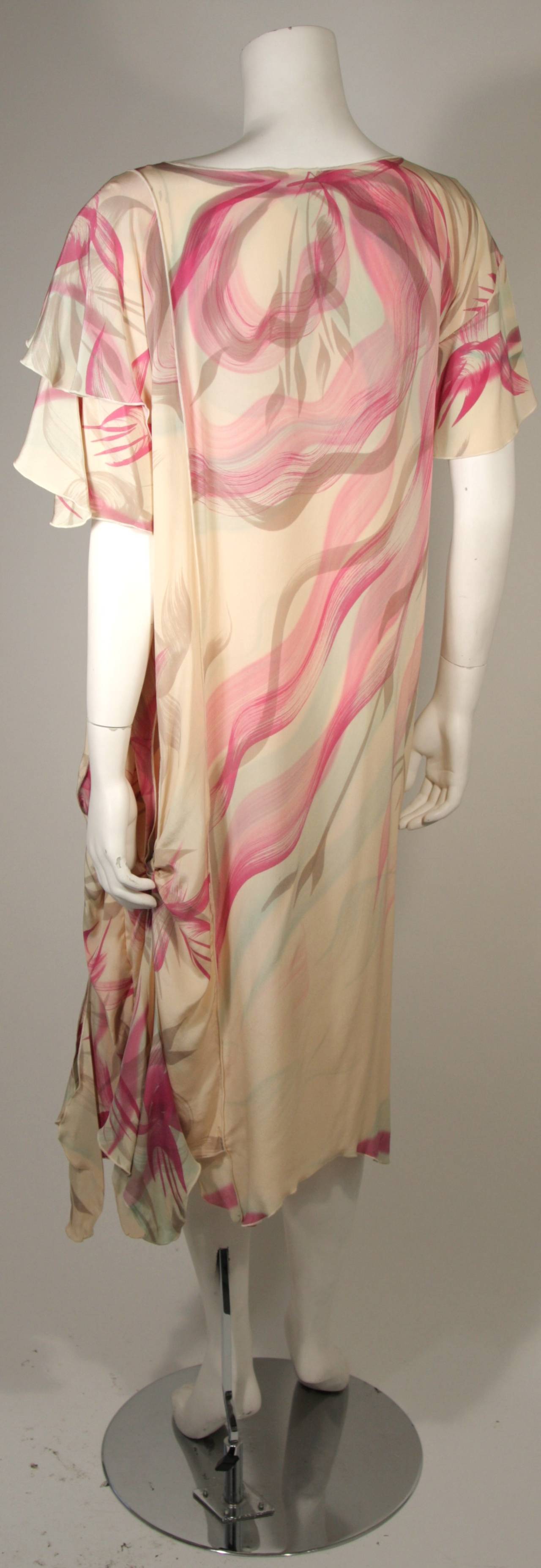 Robe droite en soie imprimée abstraite couleur pêche crème sur mesure en vente 1