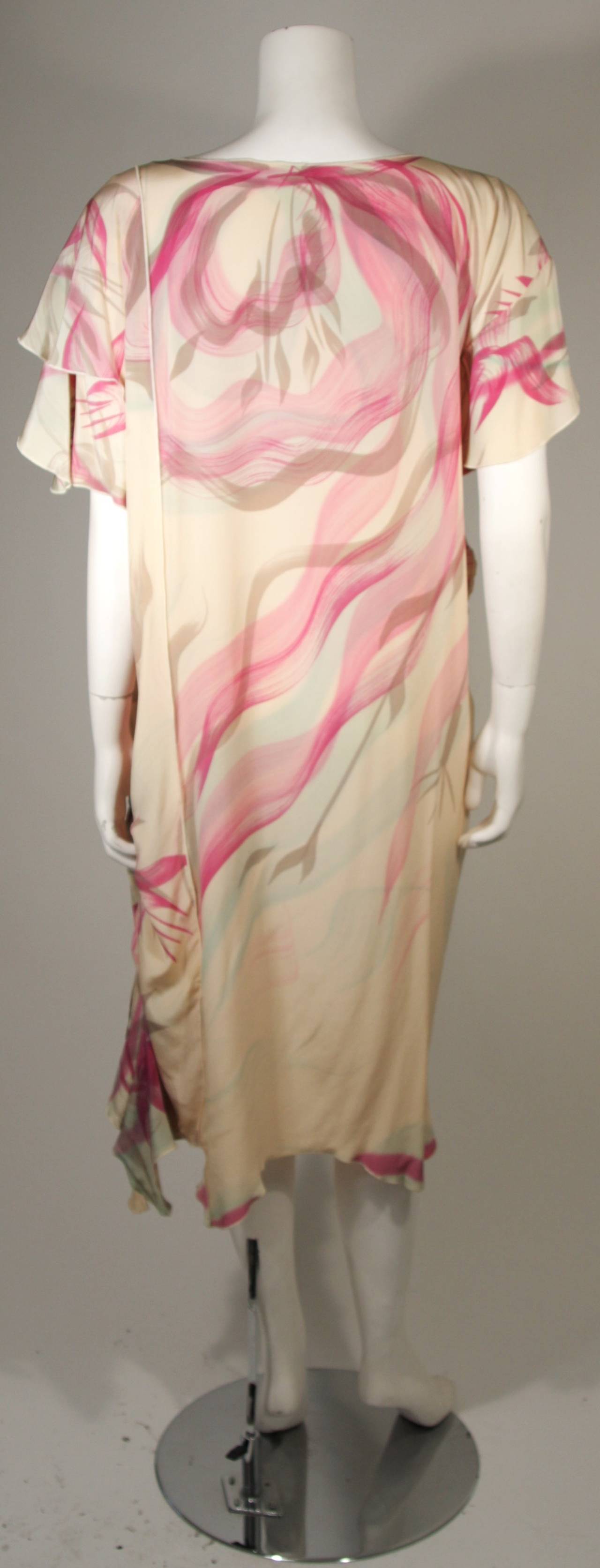 Robe droite en soie imprimée abstraite couleur pêche crème sur mesure en vente 2