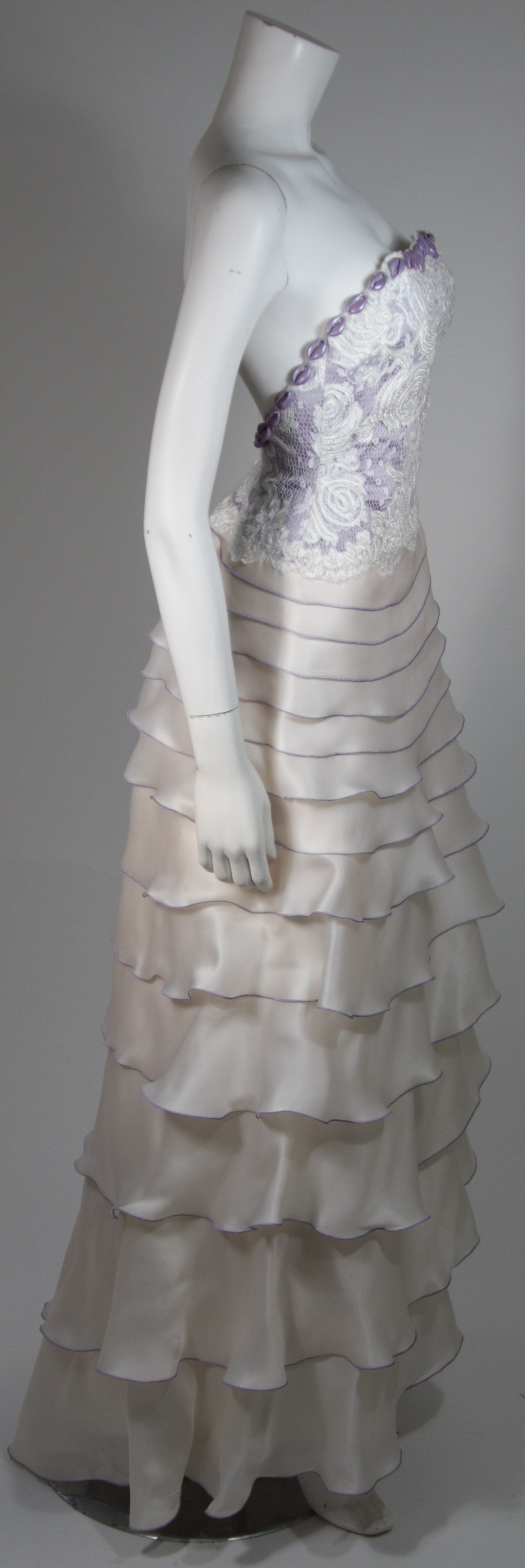 Rutina Wesleys lavendelfarbenes und cremefarbenes Paul Campbell Couture Hochzeitskleid um 2005 im Angebot 2