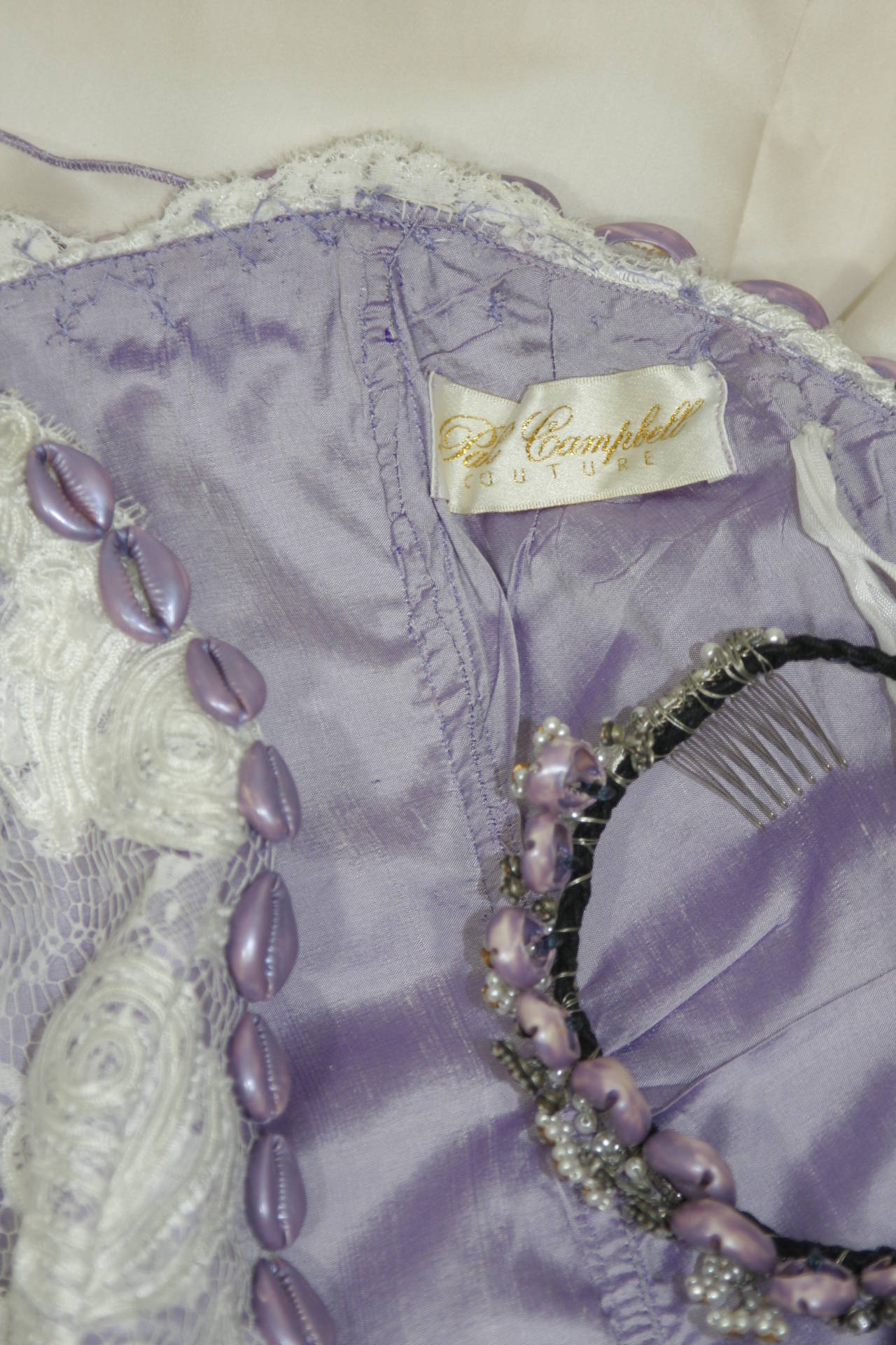 Rutina Wesleys lavendelfarbenes und cremefarbenes Paul Campbell Couture Hochzeitskleid um 2005 im Angebot 5