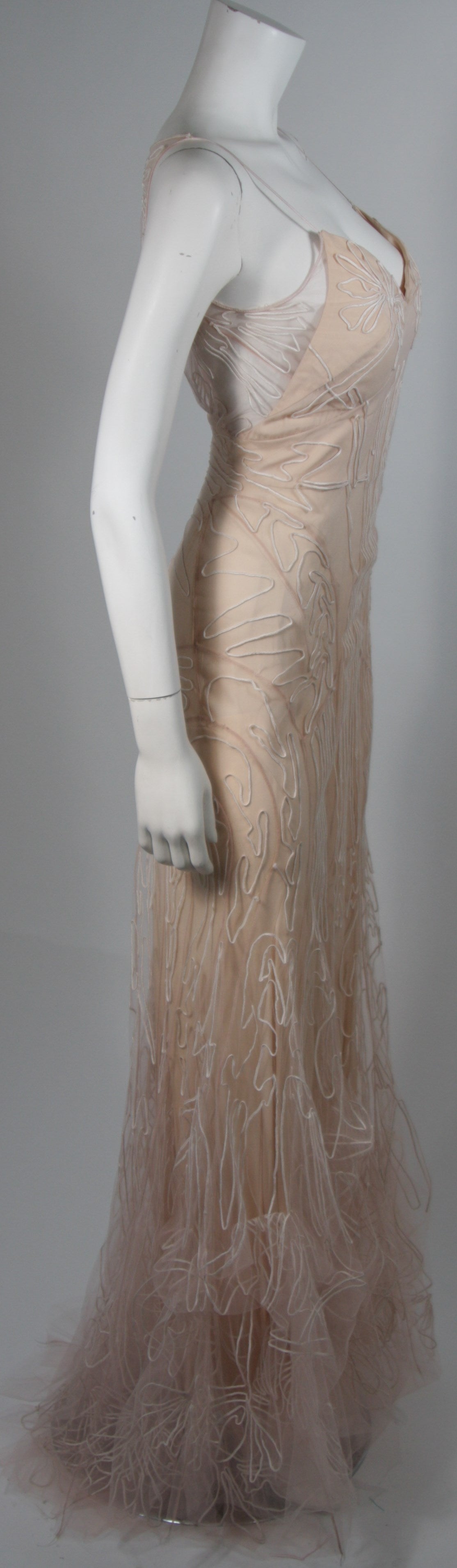 Zac Posen Embroidered Blush Silk Mesh Wedding Gown with Veil Size Small In Excellent Condition In Los Angeles, CA