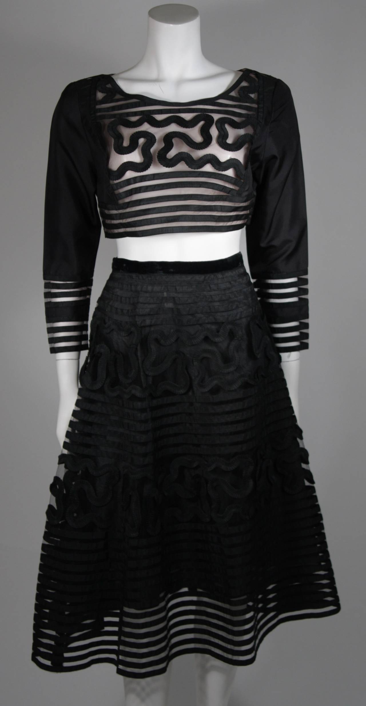 Noir LEON PAULE NOLAN MILLER Ensemble avec jupe évasée et haut court à appliques noires Taille Medium en vente