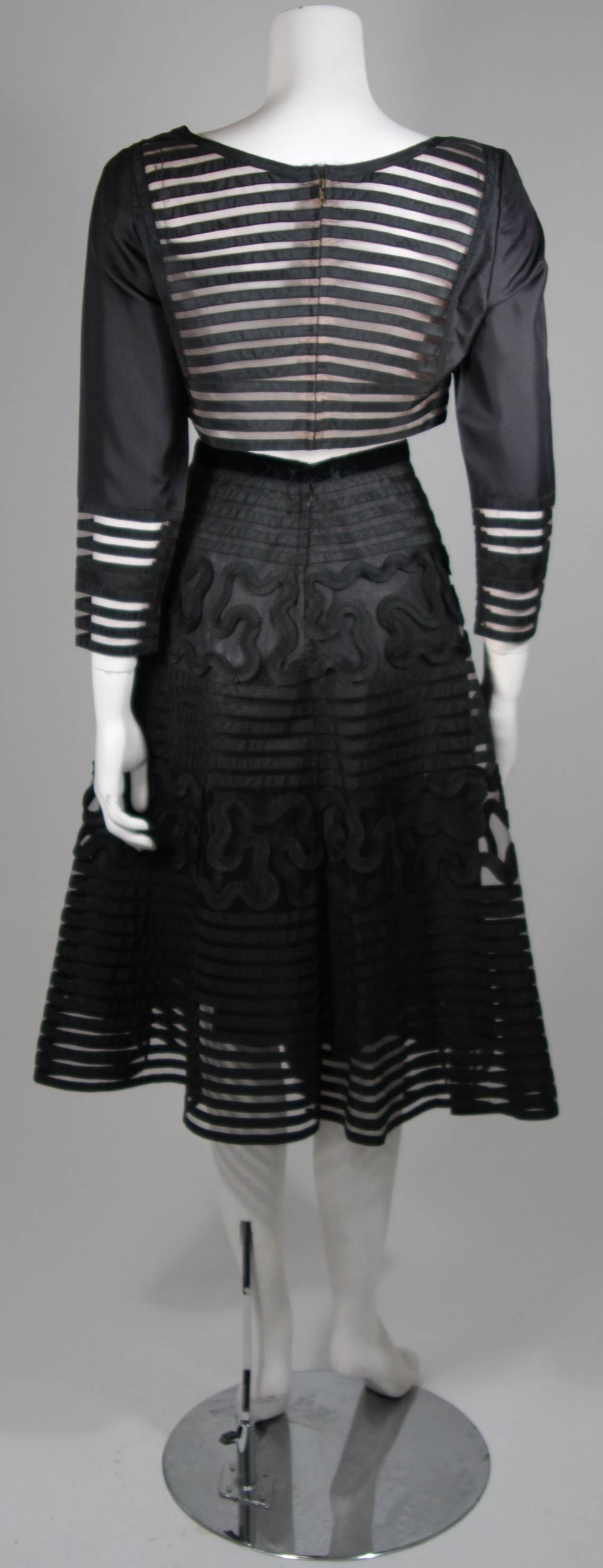 LEON PAULE NOLAN MILLER Ensemble avec jupe évasée et haut court à appliques noires Taille Medium en vente 2