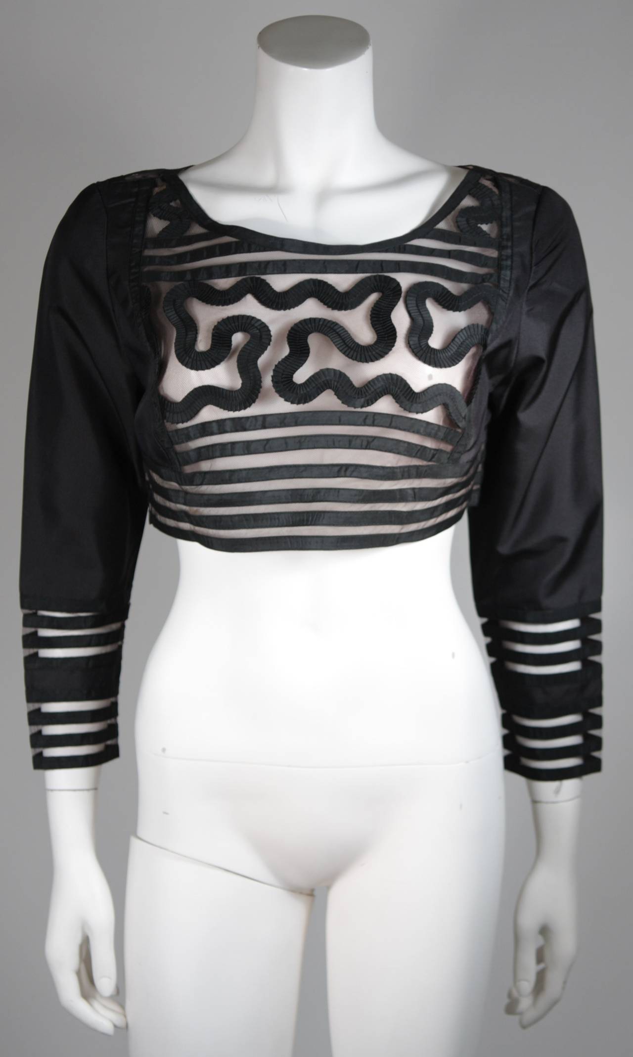 LEON PAULE NOLAN MILLER Ensemble avec jupe évasée et haut court à appliques noires Taille Medium en vente 3