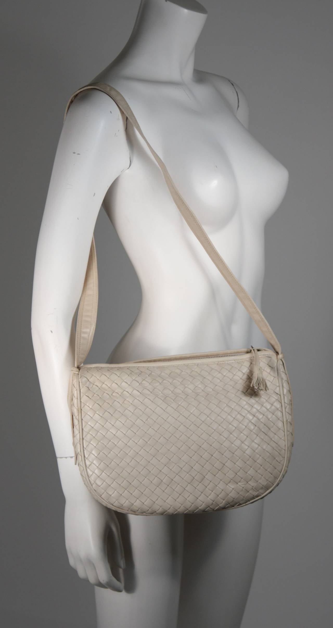 Bottega Veneta Vintage Off White Interwoven Leather Handbag In New Condition In Los Angeles, CA