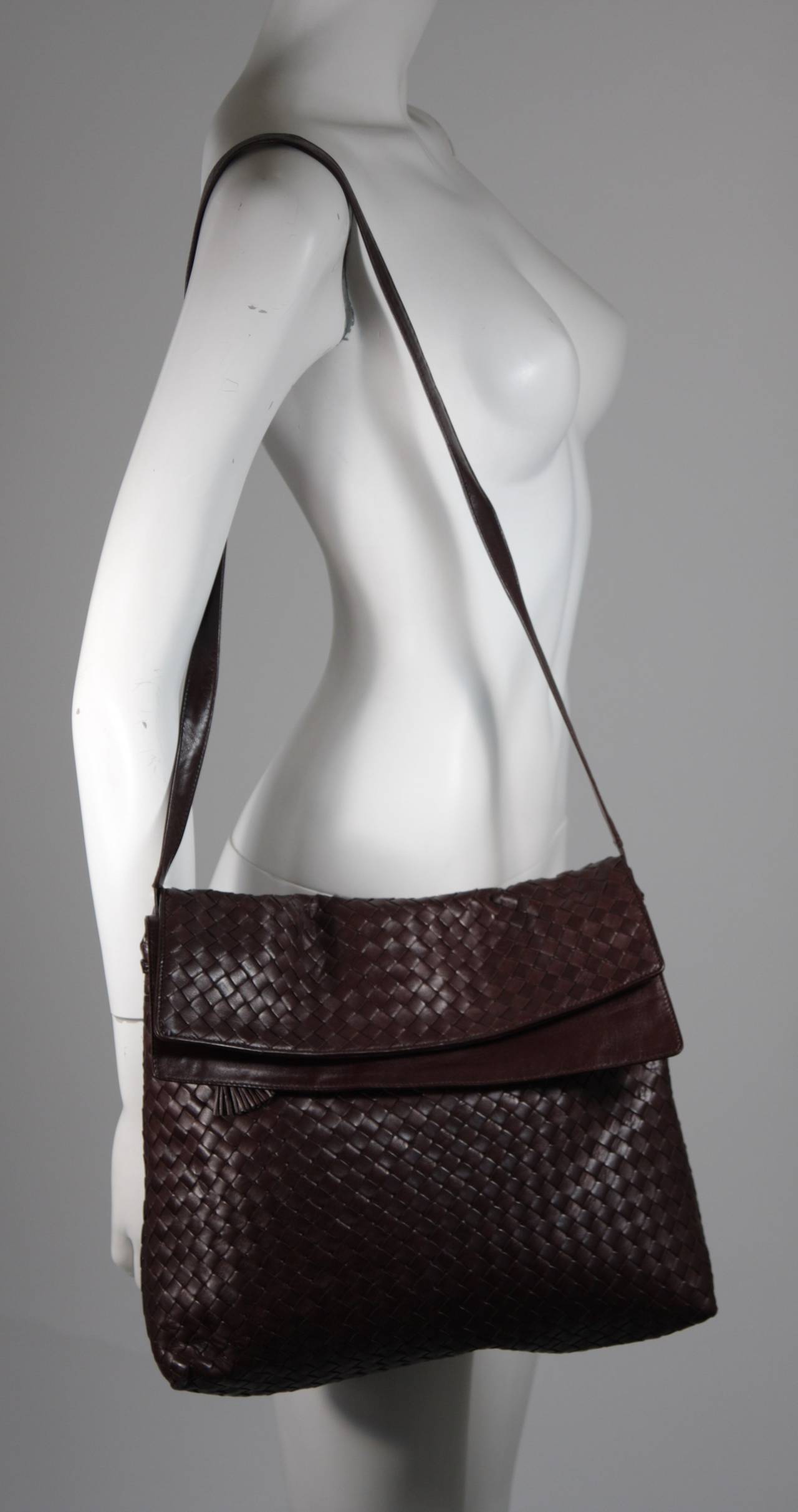 Bottega Veneta Large Woven Rich Brown Vintage Leather Double Flap Handbag In New Condition In Los Angeles, CA