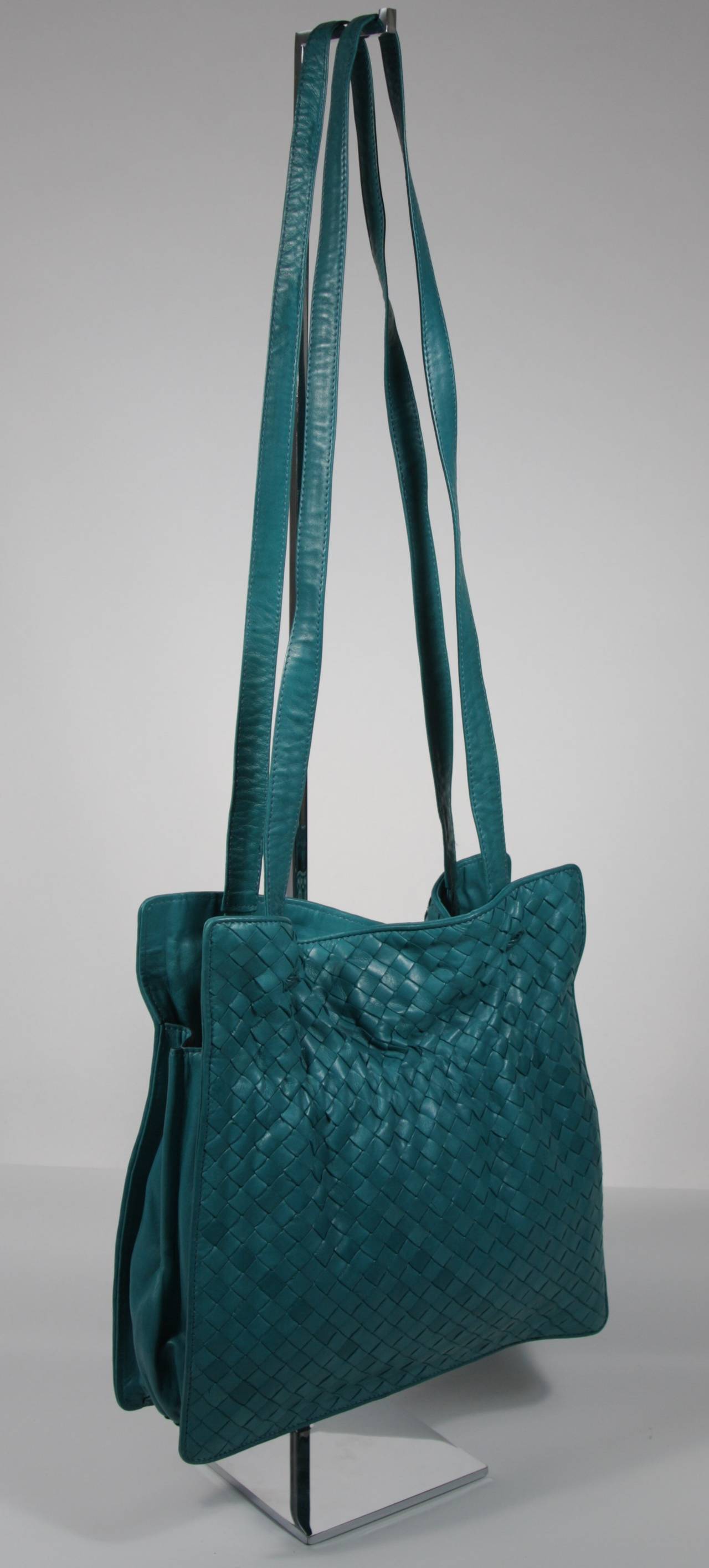 Bottega Veneta Vintage Turquoise Woven Leather Medium Shoulder Bag In Excellent Condition In Los Angeles, CA