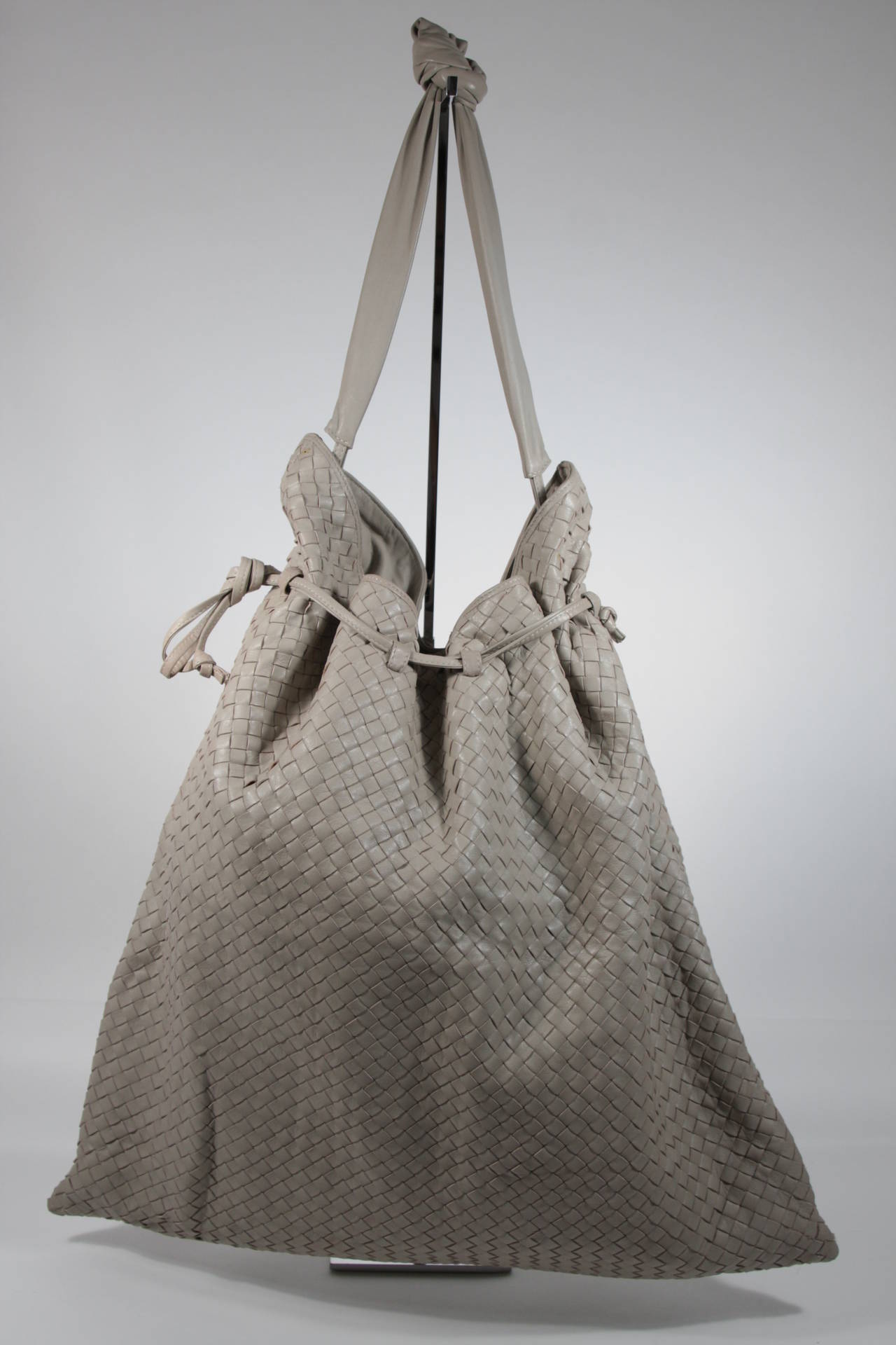 Bottega Veneta Extra Large Vintage Leather Drawstring Handbag In Taupe In Excellent Condition In Los Angeles, CA