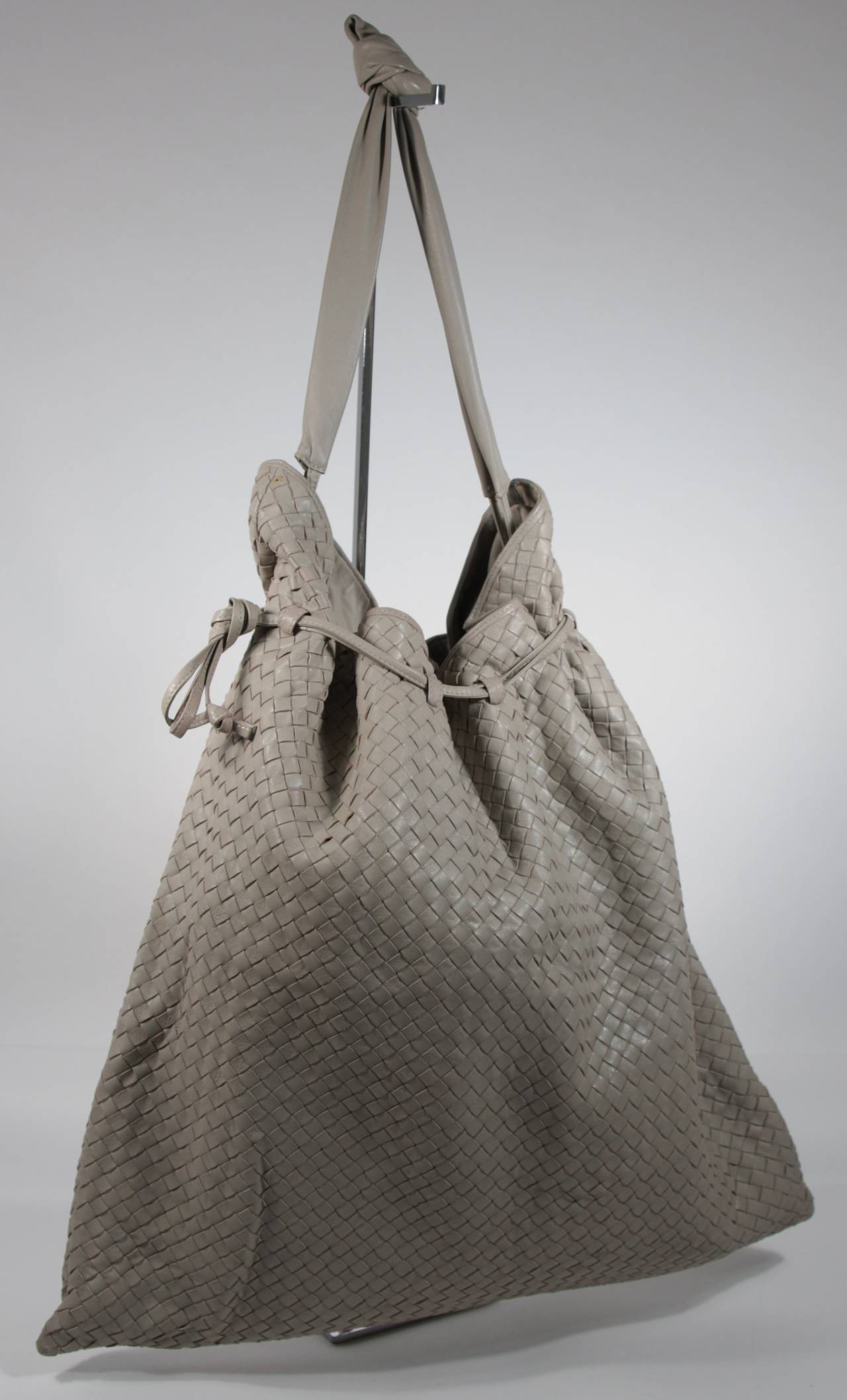 Women's Bottega Veneta Extra Large Vintage Leather Drawstring Handbag In Taupe