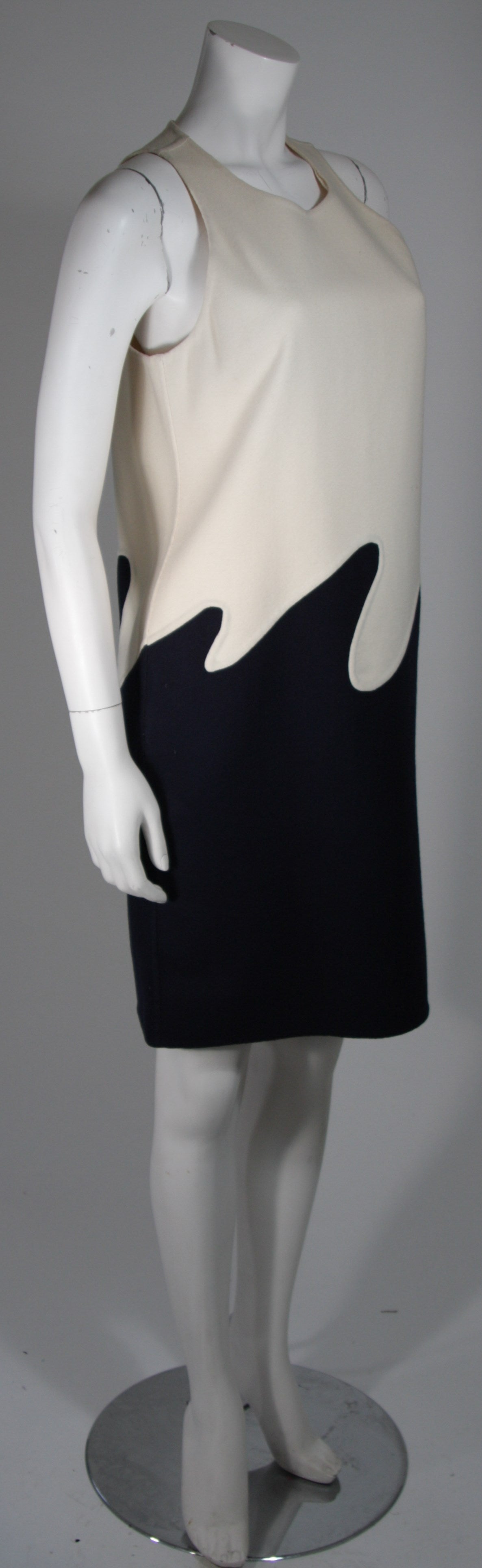 1960's Creme und Navy Wolle 'Wave' Kleid Größe Small (Grau) im Angebot