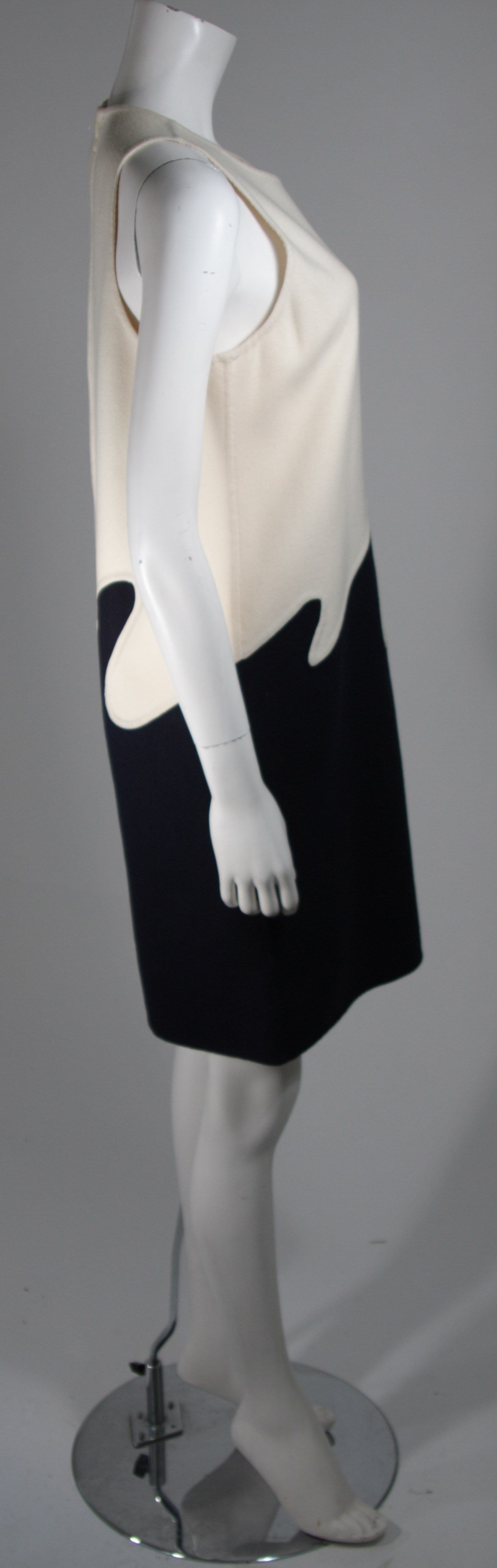1960's Cream and Navy Wool 'Wave' Dress Size Small In Excellent Condition For Sale In Los Angeles, CA