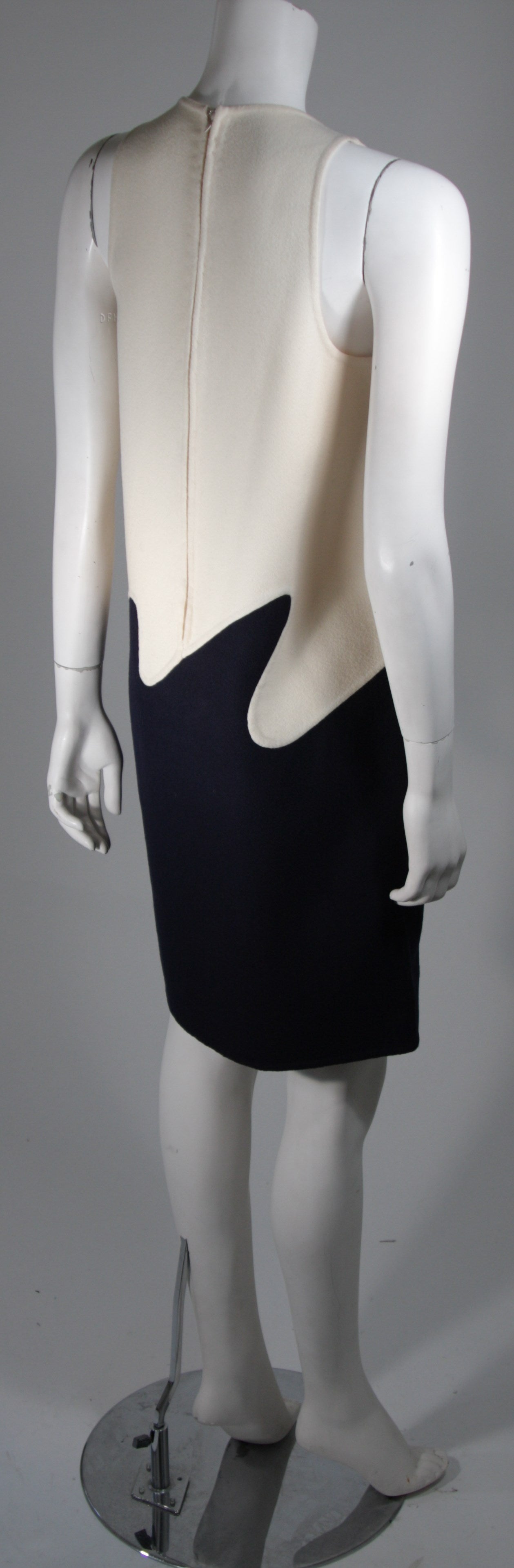 1960's Creme und Navy Wolle 'Wave' Kleid Größe Small Damen im Angebot