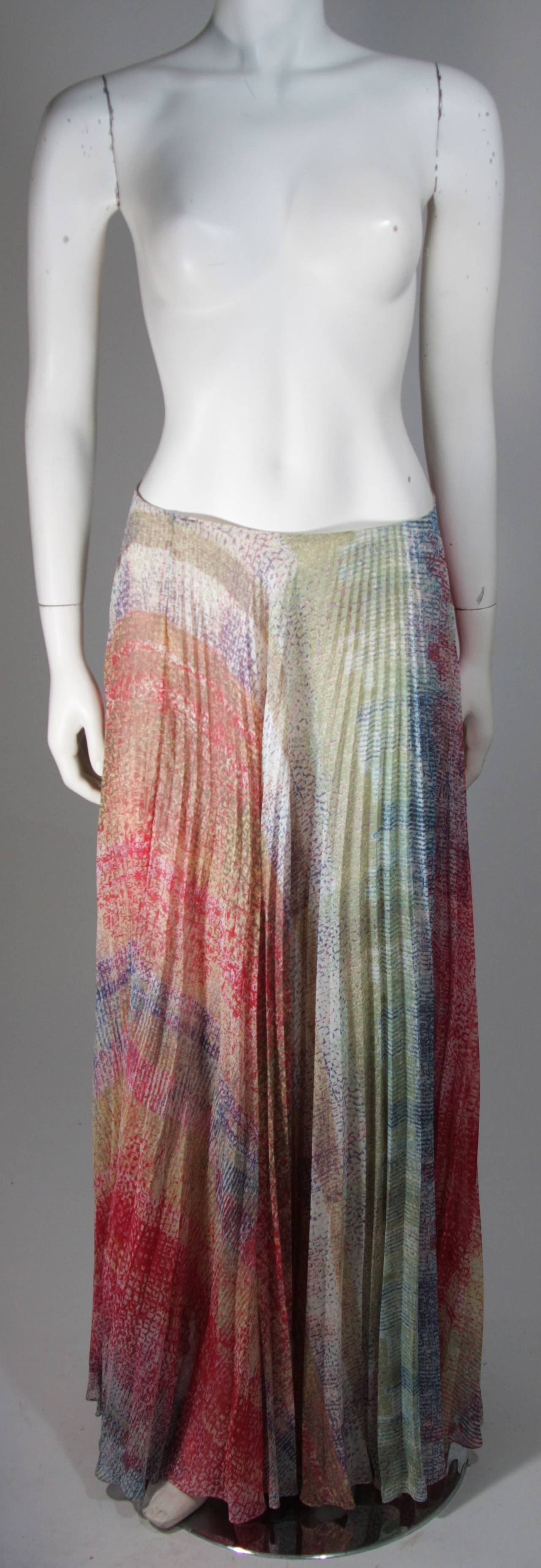 This Oscar De La Renta skirt is composed of a multi-color  printed chiffon. There is a zipper closure. In excellent condition. Made in U.S.A. 

**Please cross-reference measurements for personal accuracy. 

Measures (Approximately)
Length: