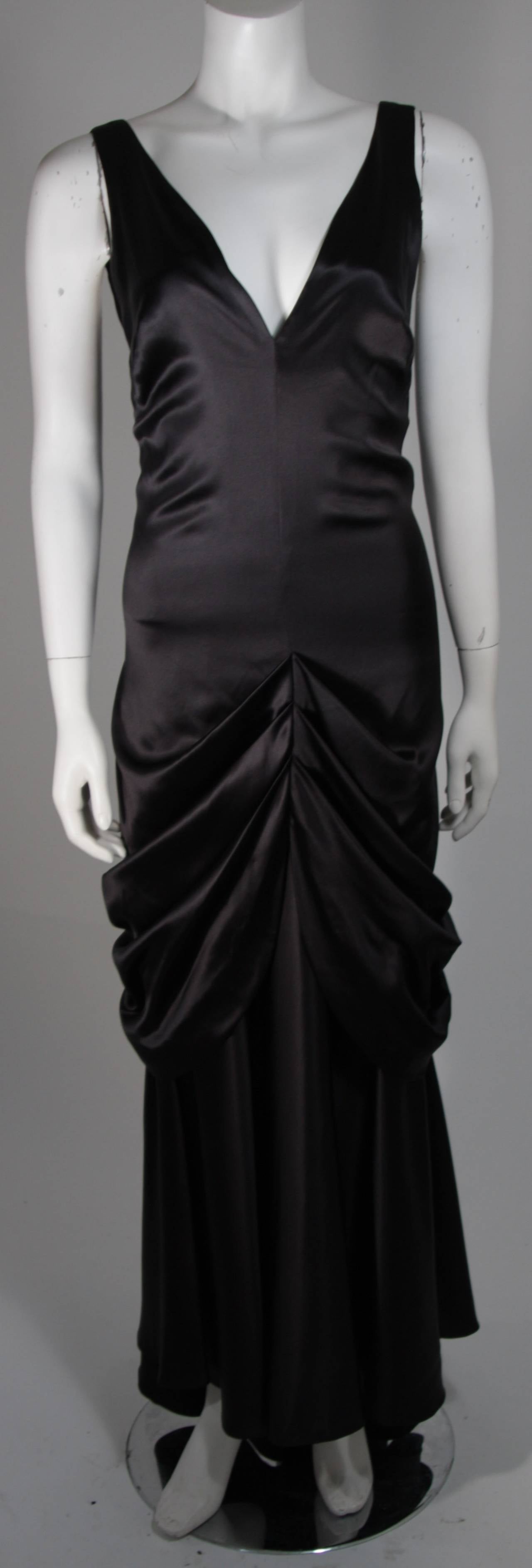 This Ralph Lauren gown is composed of black silk. There is a zipper closure. In excellent condition.

**Please cross-reference measurements for personal accuracy. 

Measures (Approximately)
Length: 56