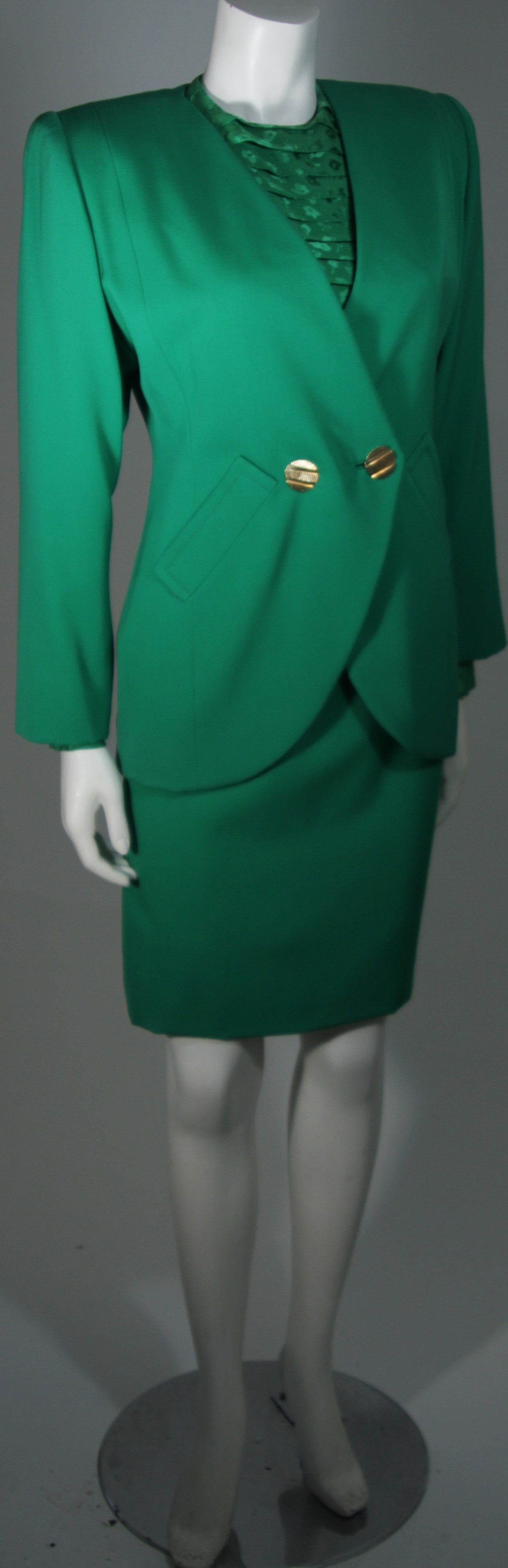 kelly green skirt outfit