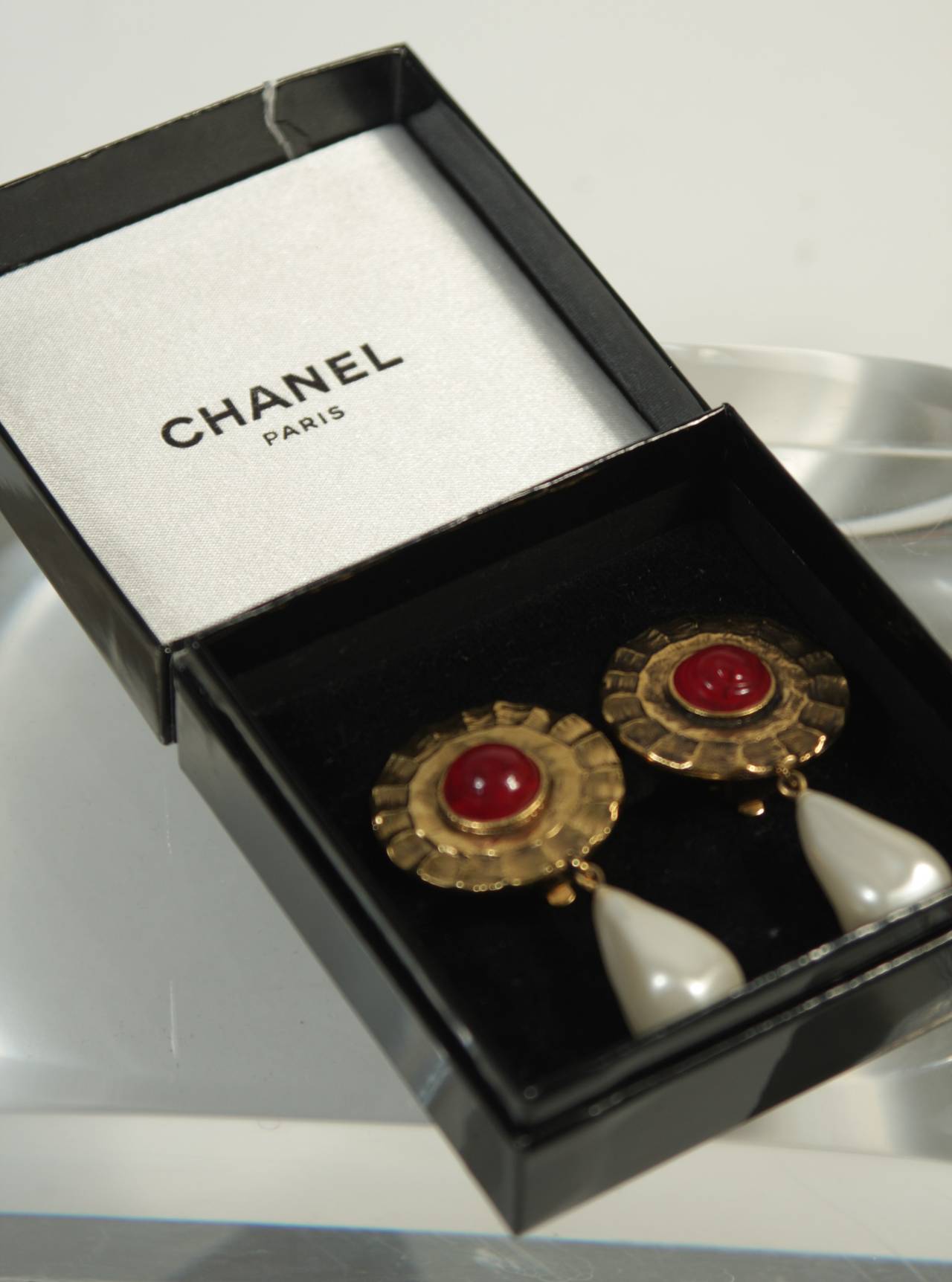 Chanel Red Gripoix Center Circular Gold Tone Clip-on Earrings with Pearl Drop 1