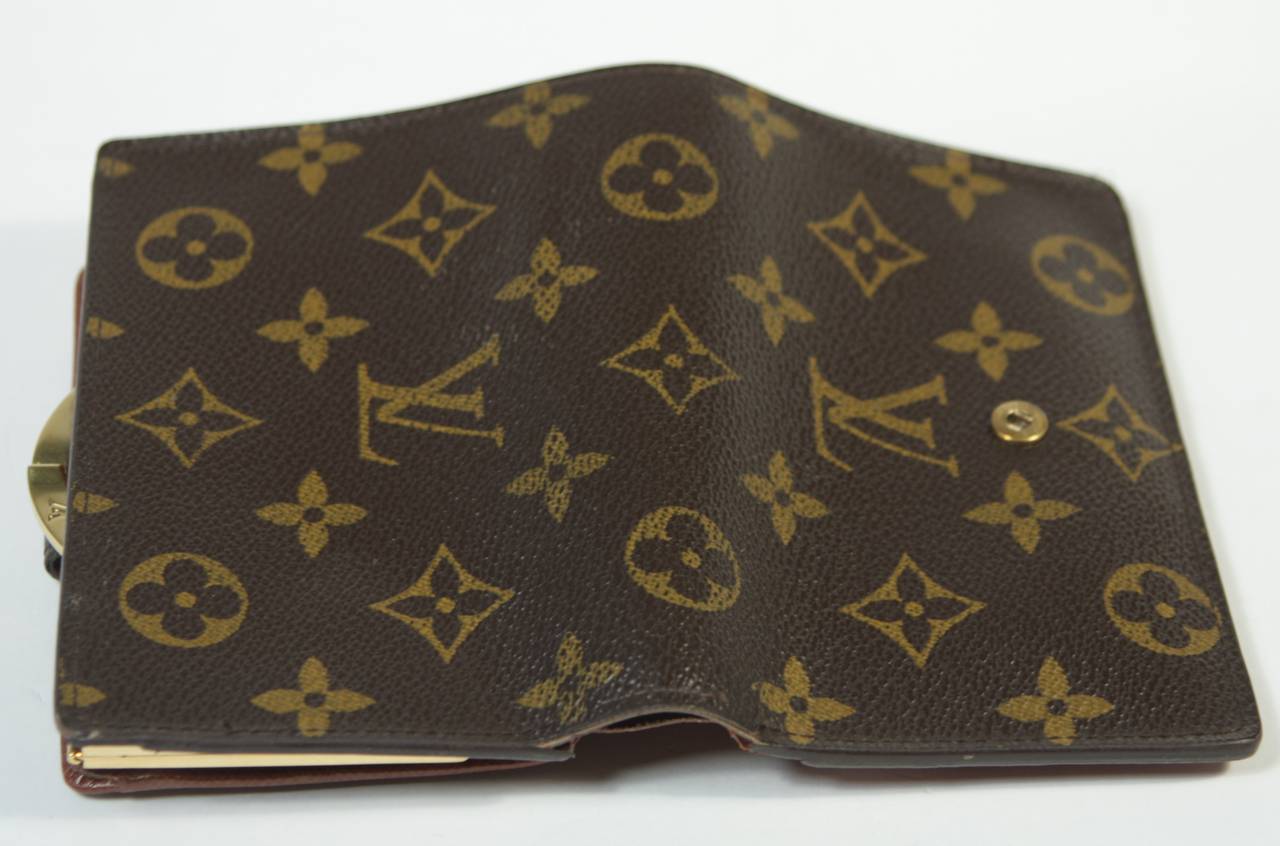 Louis Vuitton Monogram Wallet with Coin Compartment In Excellent Condition In Los Angeles, CA