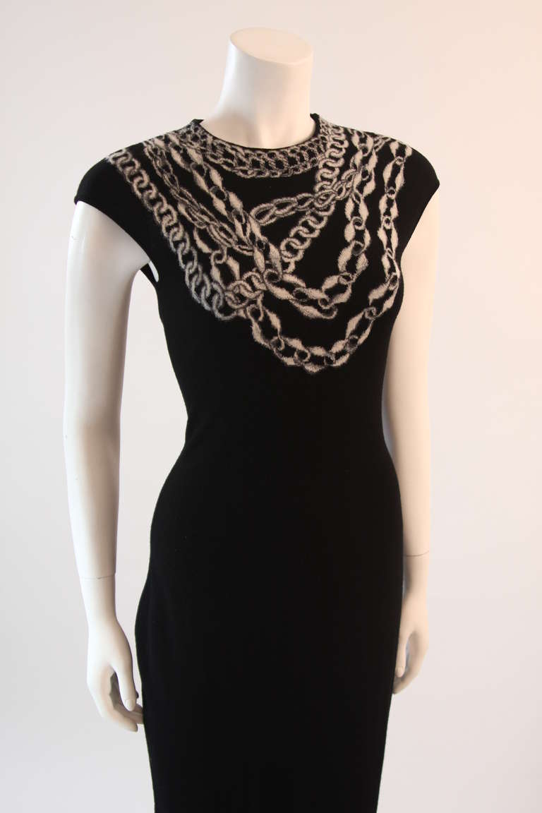 This is an incredibly supple cashmere Alexander Mcqueen dress. The body hugging sleeveless dress features an Intarsia necklace pattern. Effortlessly chic!

Measures (approximately)
Size M
Length: 41.5