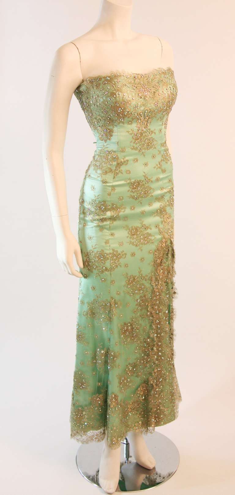 Sensationnelle robe en dentelle et strass de Baracci (Aqua) Excellent état - En vente à Los Angeles, CA