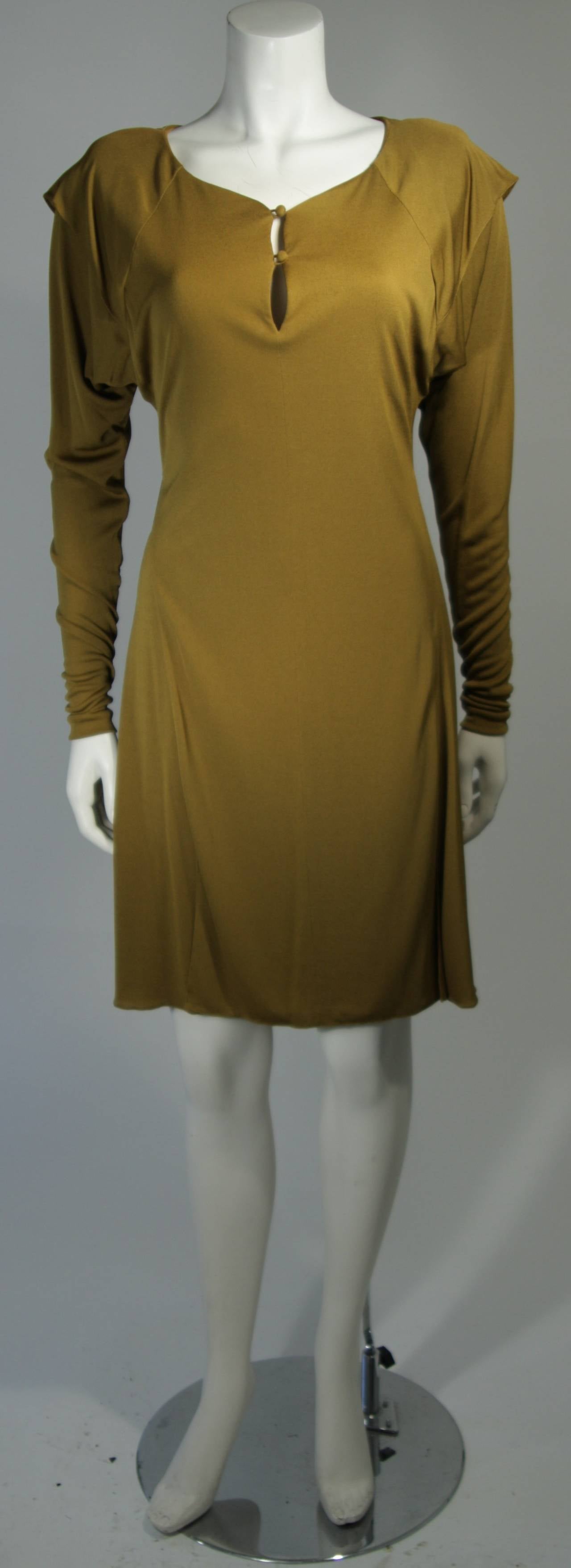 Este vestido Holly Harp está compuesto por un tejido de punto verde. En excelente estado, con etiquetas originales.

**Por favor, coteje las medidas para mayor precisión personal. El tamaño indicado en el cuadro de descripción es una