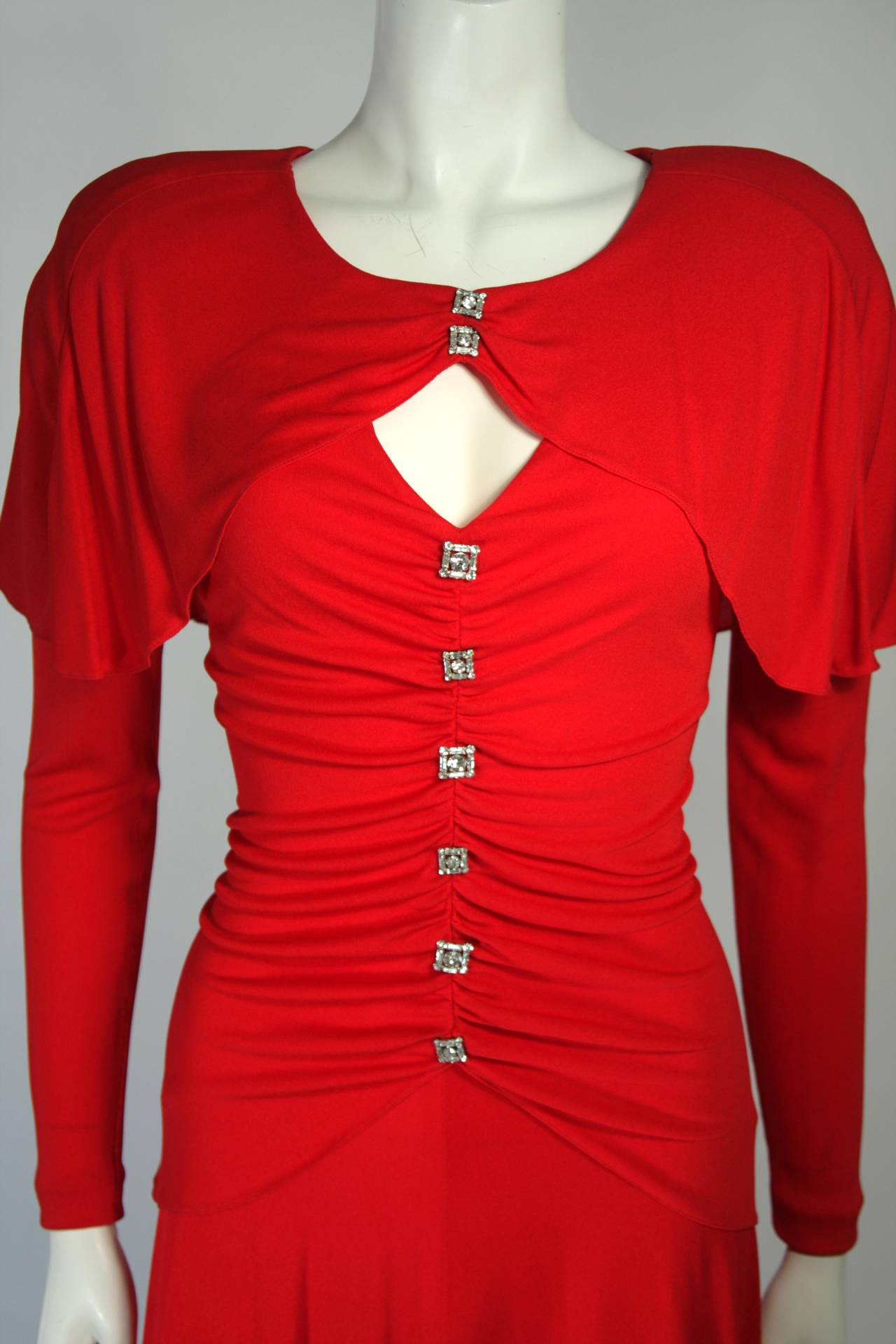 Rouge Holly Harp - Robe à manches longues en jersey rouge avec boutons en strass, taille moyenne en vente