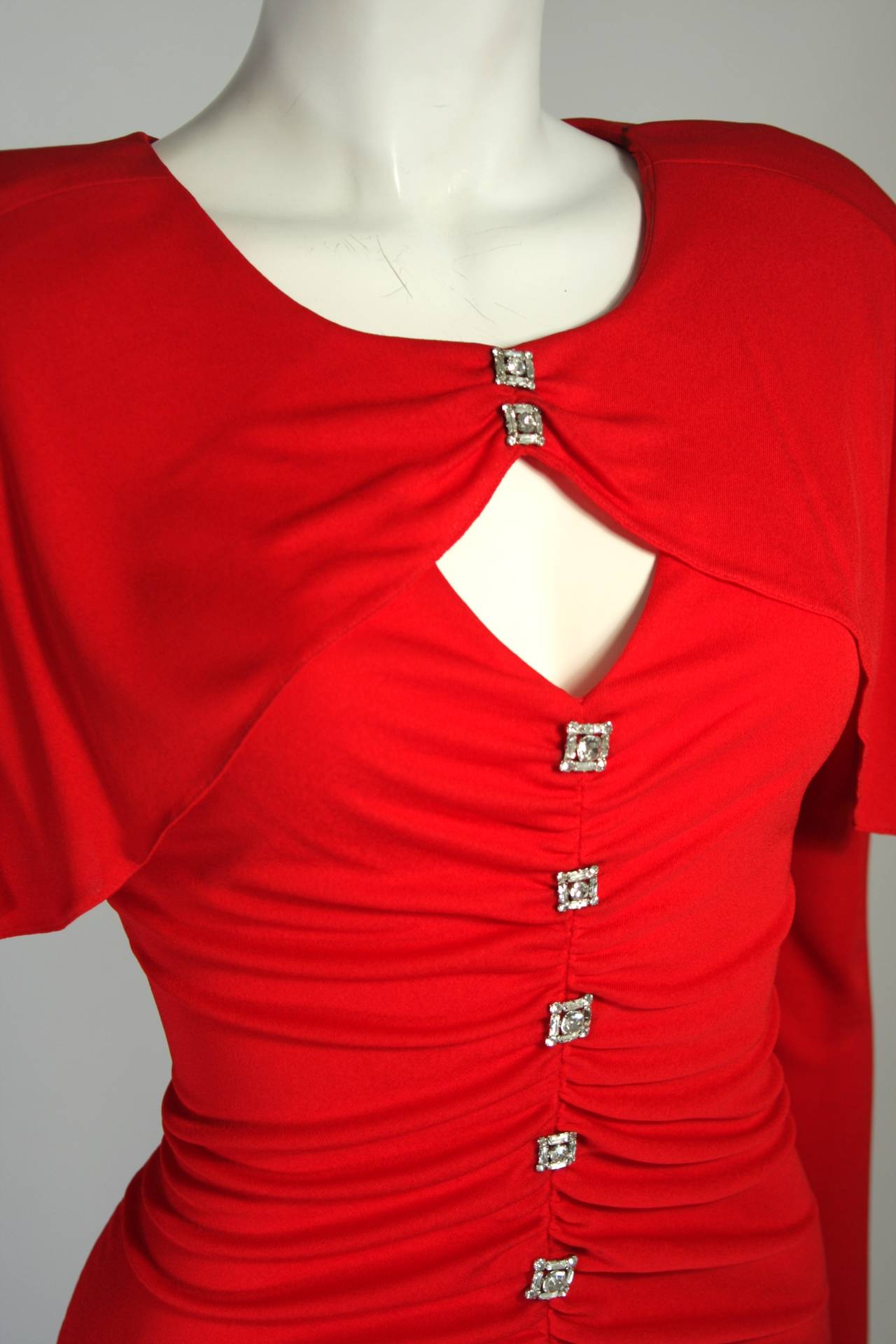 Holly Harp - Robe à manches longues en jersey rouge avec boutons en strass, taille moyenne en vente 1