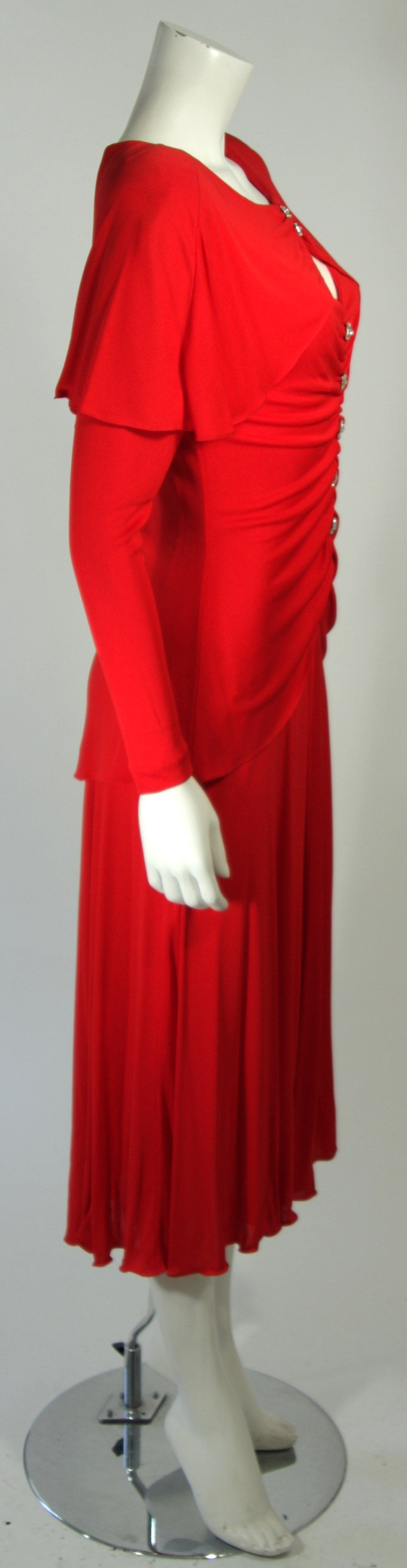 Holly Harp - Robe à manches longues en jersey rouge avec boutons en strass, taille moyenne en vente 2
