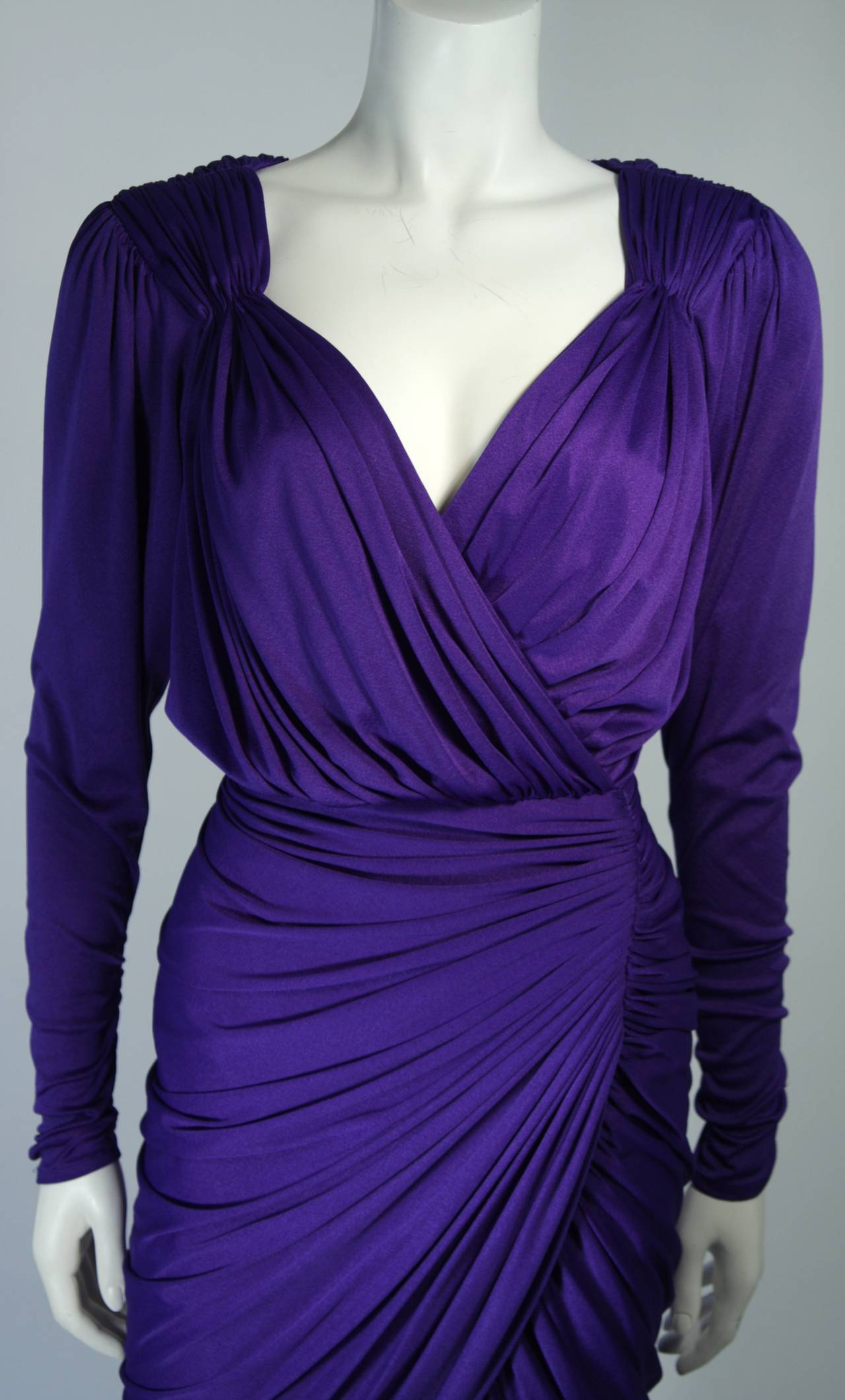 Robe de cocktail à manches longues froncées en jersey violet, taille 2/4 Excellent état - En vente à Los Angeles, CA