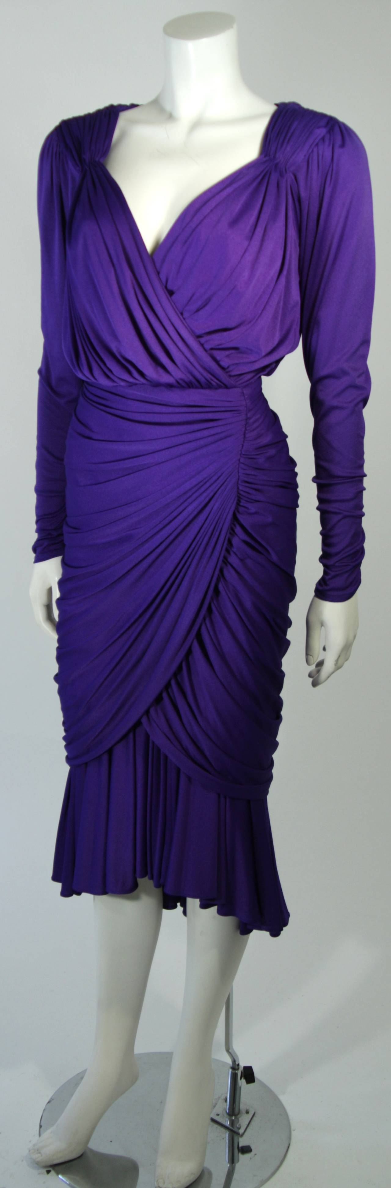 Violet Robe de cocktail à manches longues froncées en jersey violet, taille 2/4 en vente