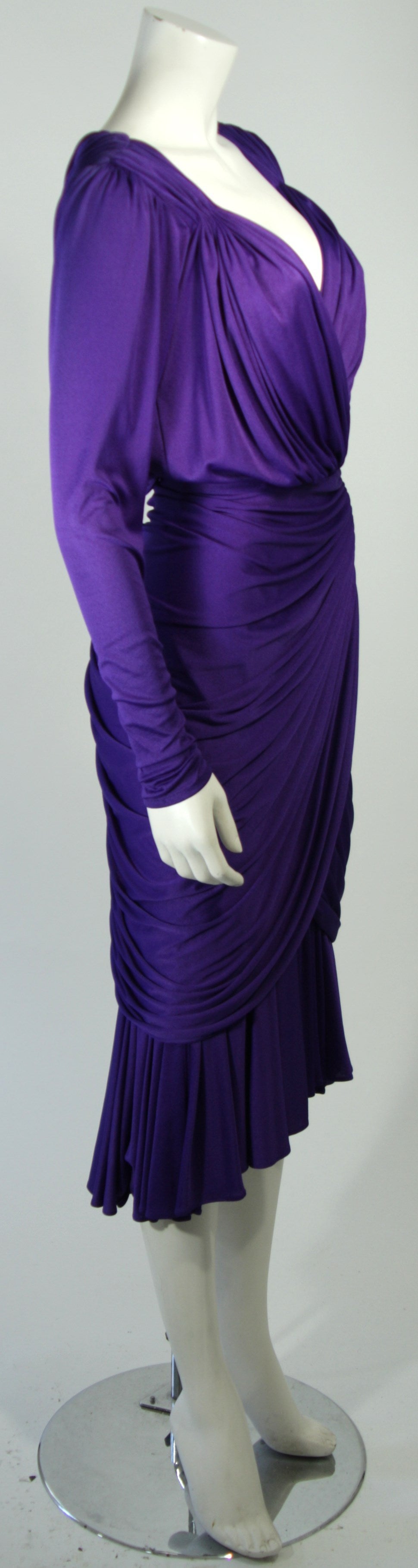 Purple Jersey Ruched Long Sleeve Cocktail Dress Size 2 4 In Excellent Condition For Sale In Los Angeles, CA