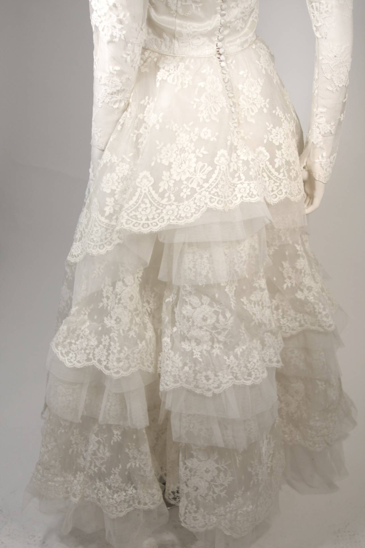 Women's Vintage Lace Wedding Gown with Scalloped Edges and Long Sleeves Size Small For Sale