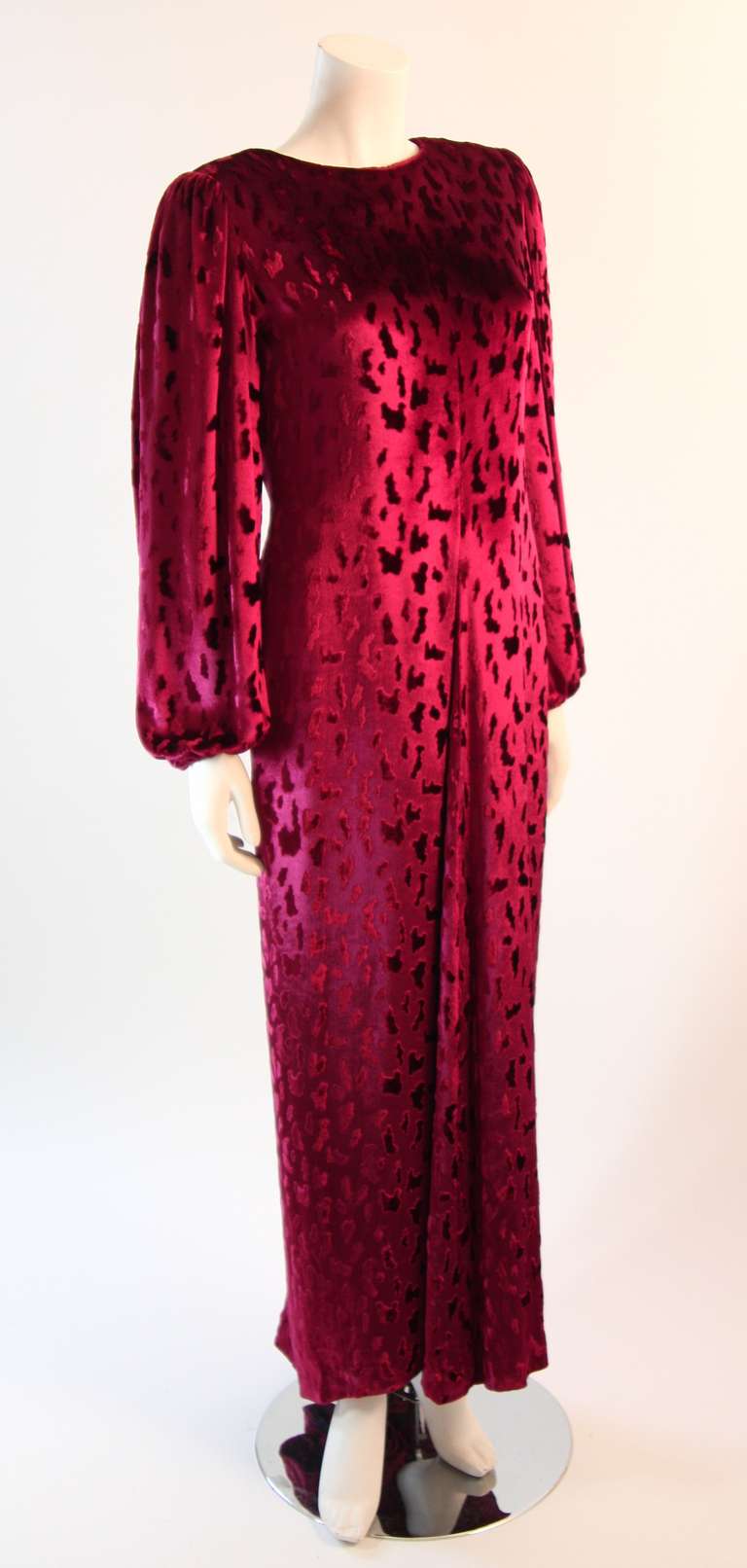 Women's Oscar De La Renta Deep Plunge Cranberry Velvet Gown