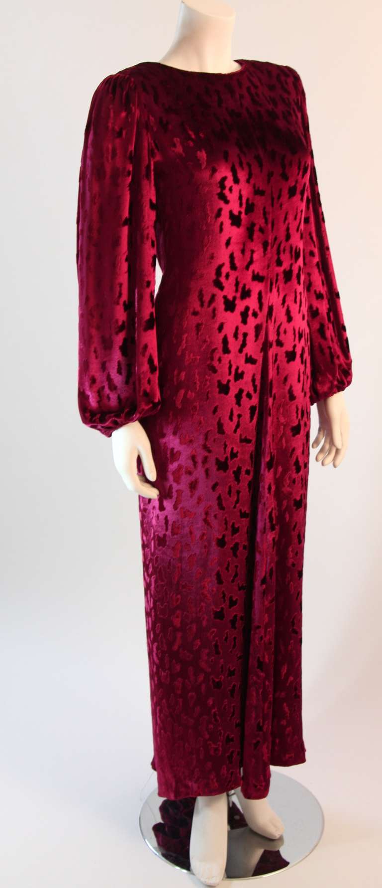 Oscar De La Renta Deep Plunge Cranberry Velvet Gown In Excellent Condition In Los Angeles, CA