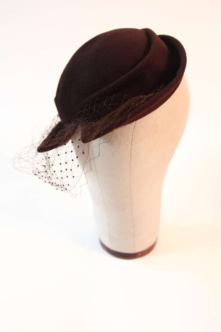 Hattie Carnegie Brown Fur Felt Split Brim Hat In Excellent Condition For Sale In Los Angeles, CA