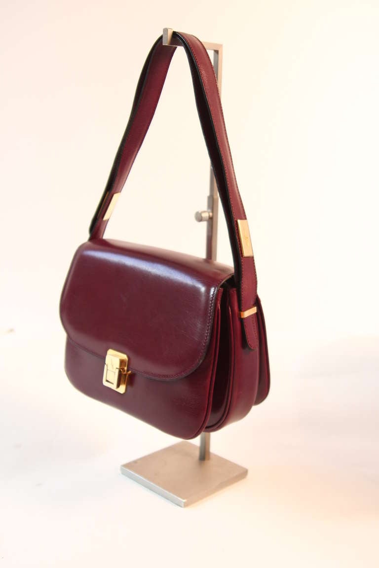 This is a great Fontana handbag. This handbag is comprised of wonderful burgundy leather. The strap is adjustable and engineered in a clever slide and click in closure design. The bag features three interior pockets and the perfect amount of space.