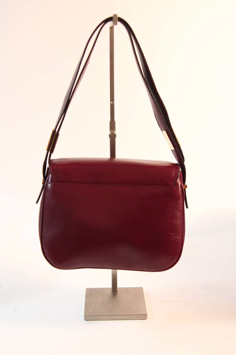 Fontana Roma Burgundy Leather Multi-Compartment Purse Adjustable Strap In Excellent Condition In Los Angeles, CA