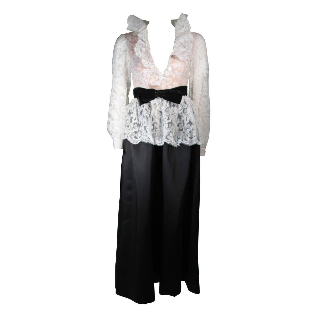 Oscar De La Renta Black & White Gown with Scalloped edged Lace Bodice Size Small For Sale