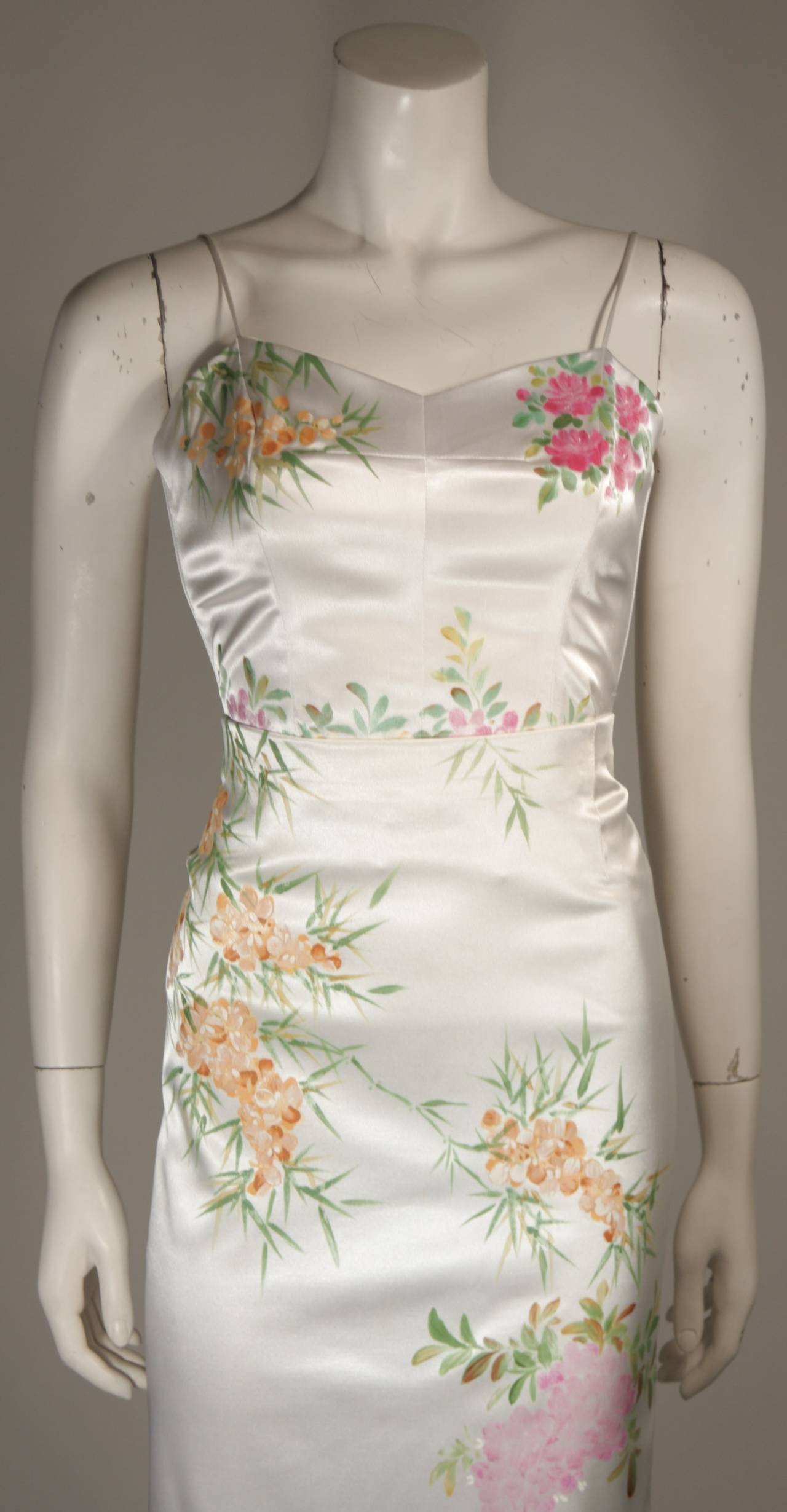 Conjunto falda Mandalay de seda elástica blanca c. Diseño floral pintado Sz Small Gris en venta