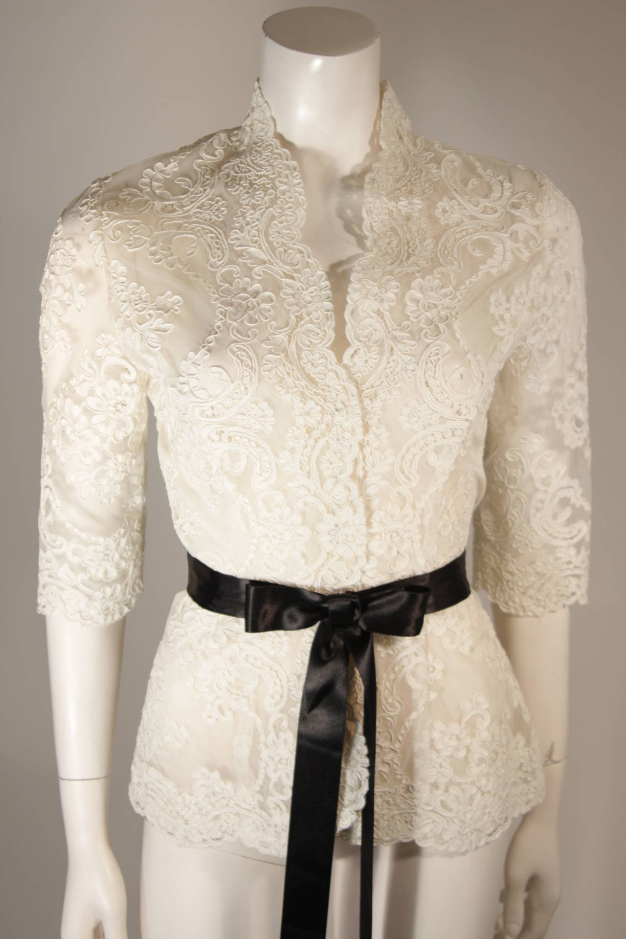 Victor Costa White Scalloped Edge Lace Blouse with half sleeves Size 4 6 8 In Excellent Condition In Los Angeles, CA