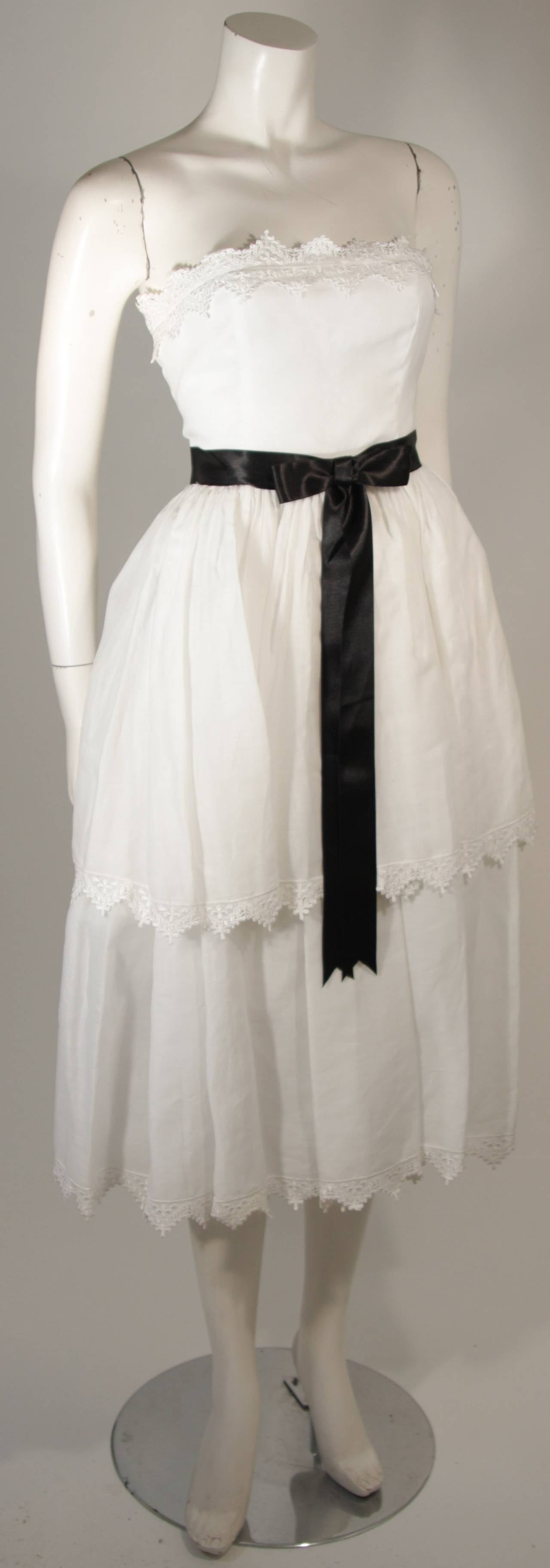 Albert Capraro Weißes gestuftes Baumwollkleid mit Wellenschliff-Spitzenkanten Größe 6 (Grau) im Angebot