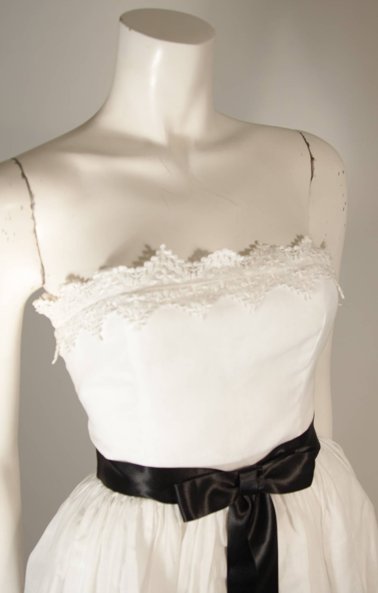 Albert Capraro White Cotton Tiered Dress with Scalloped Lace Edges Size 6 In Excellent Condition For Sale In Los Angeles, CA
