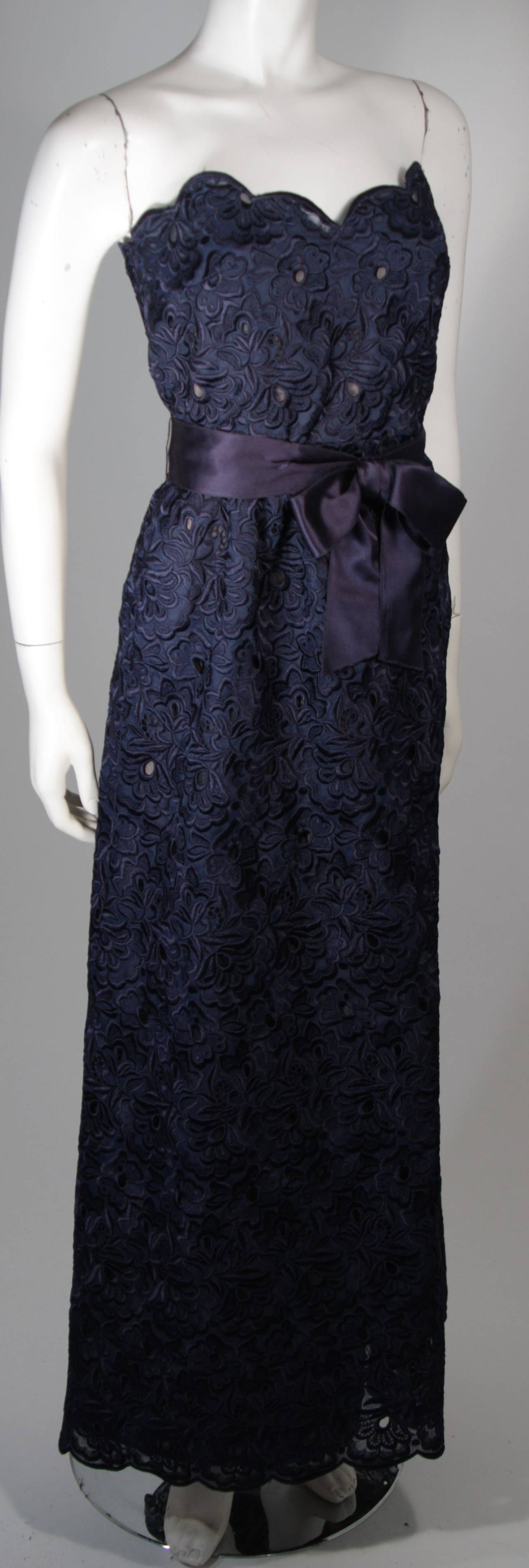 SCAASI Marineblaues Abendkleid aus geblümter Spitze mit Satin-Taillengürtel Größe 2 Damen im Angebot