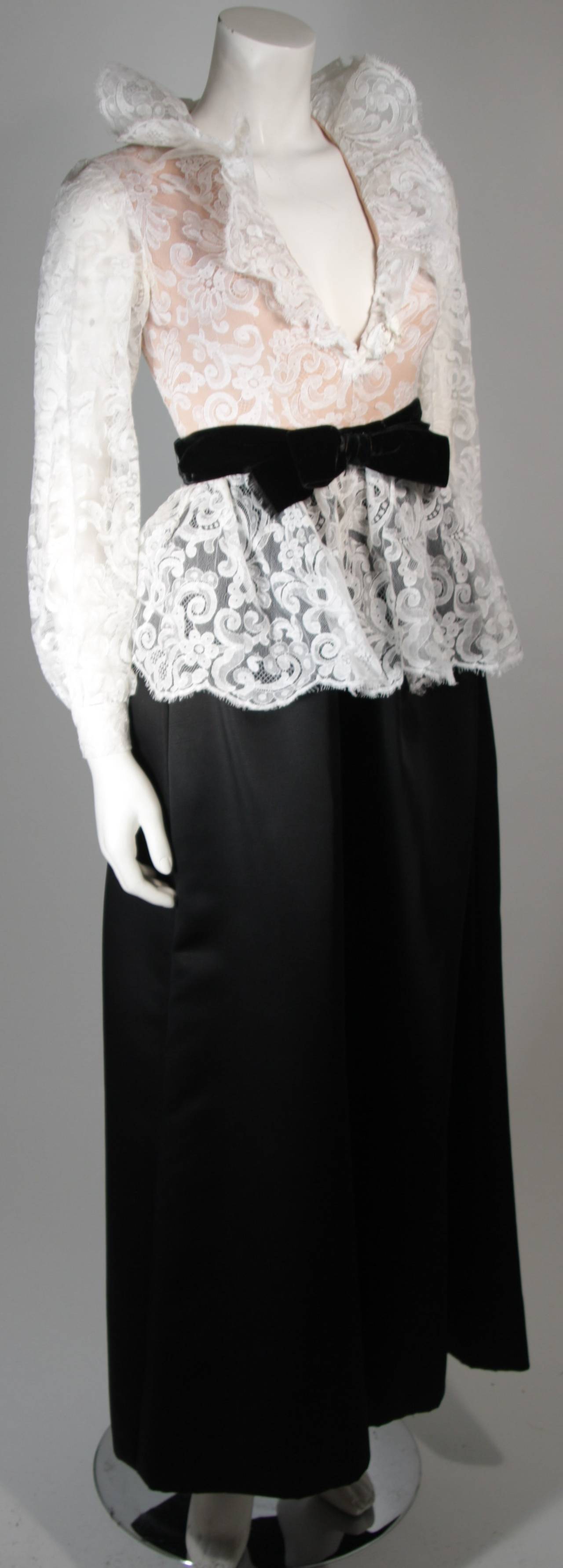 Gray Oscar De La Renta Black & White Gown with Scalloped edged Lace Bodice Size Small For Sale