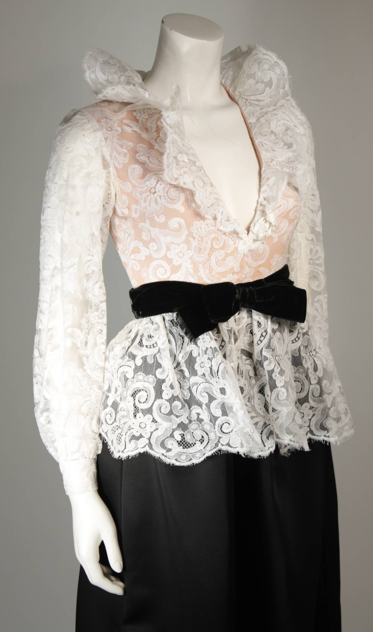 Oscar De La Renta Black & White Gown with Scalloped edged Lace Bodice Size Small In Excellent Condition For Sale In Los Angeles, CA