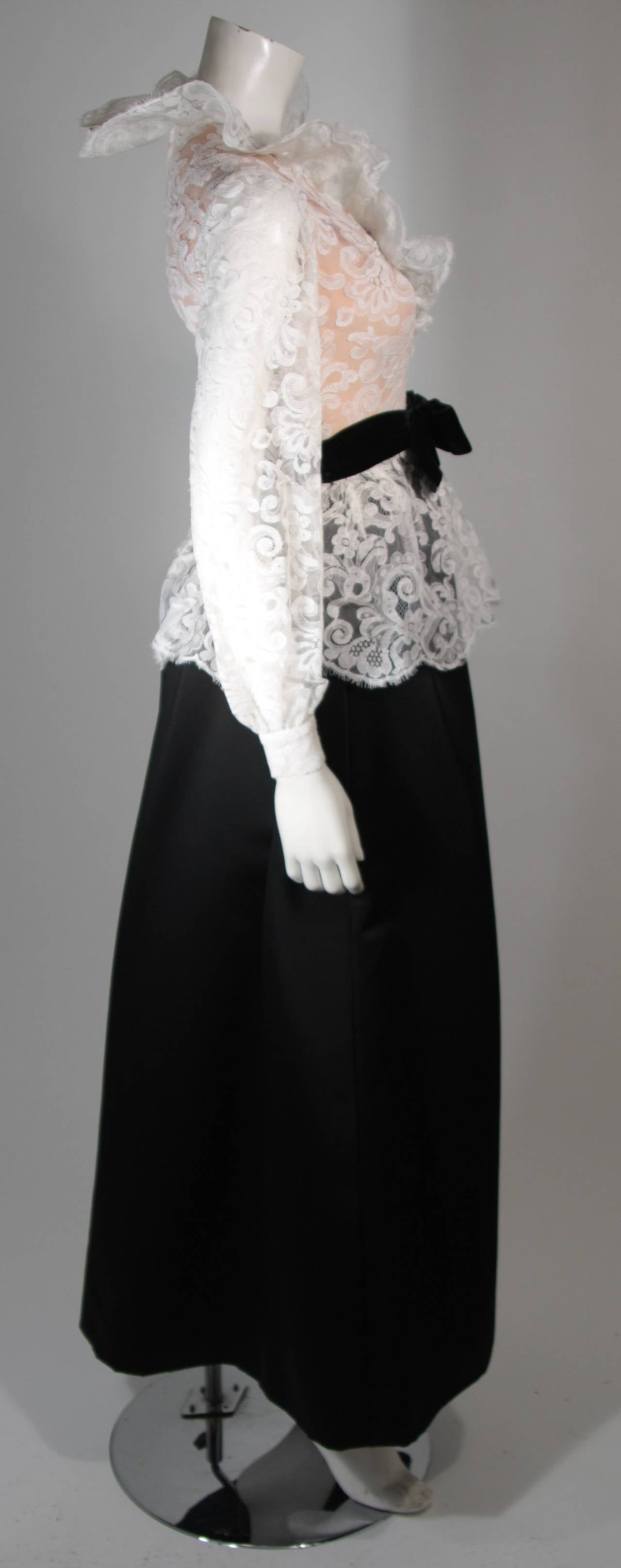 Women's Oscar De La Renta Black & White Gown with Scalloped edged Lace Bodice Size Small For Sale