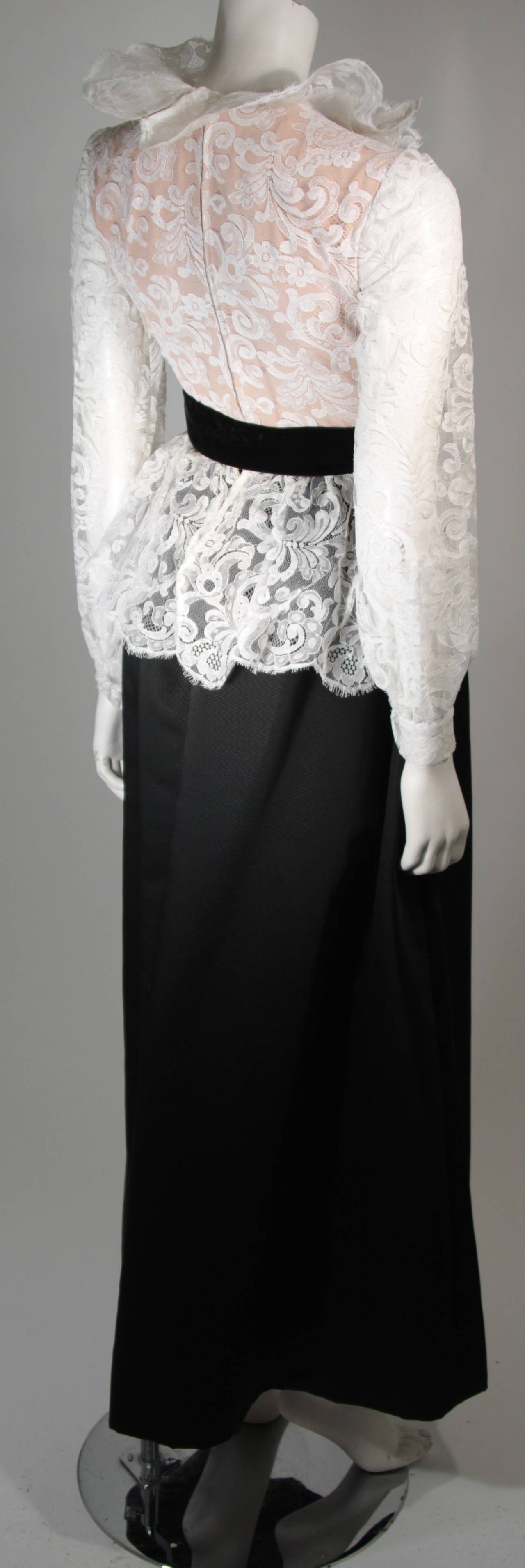 Oscar De La Renta Black & White Gown with Scalloped edged Lace Bodice Size Small For Sale 1